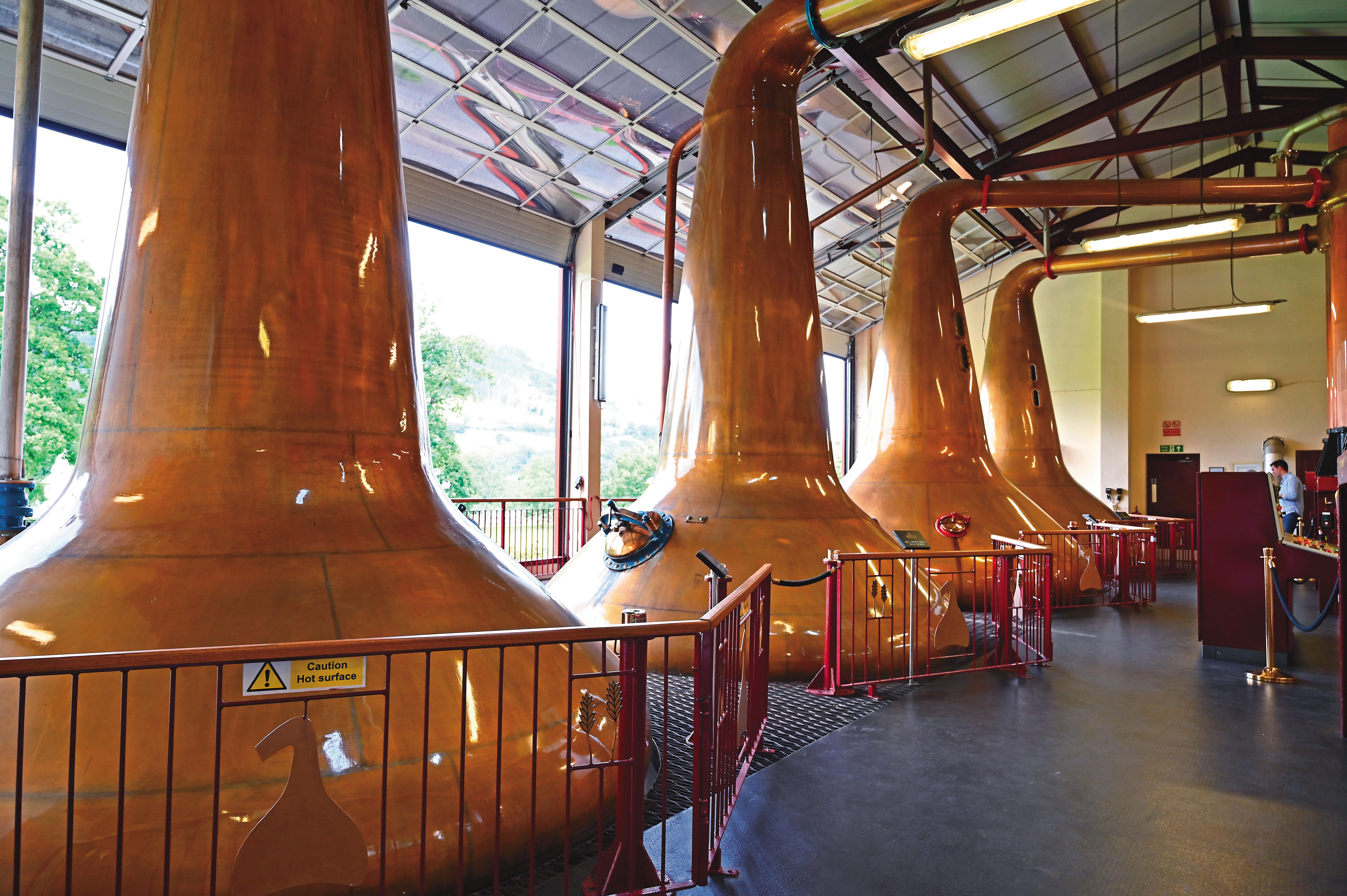廠內共有2對蒸餾器，2支Wash Still皆為16,600升、Spirit Still皆為15,121升，林恩臂的角度平緩且長。可能為顧及遊客安全，蒸餾器以低欄圍住。