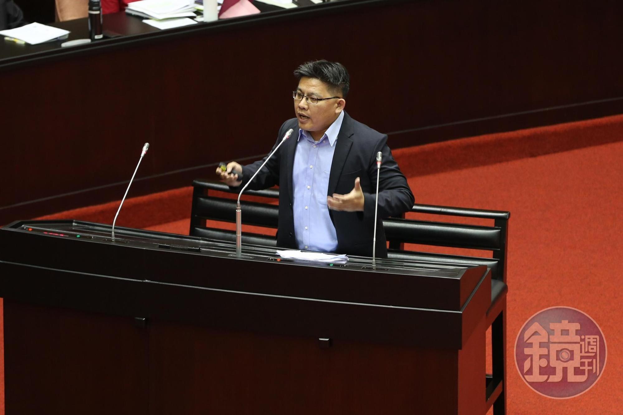 時代力量總召邱顯智質詢行政院長蘇貞昌。