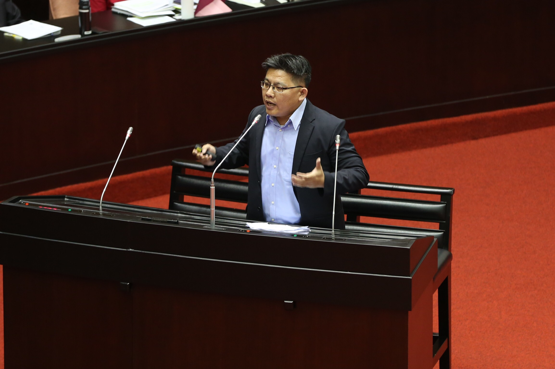 時代力量總召邱顯智質詢行政院長蘇貞昌。