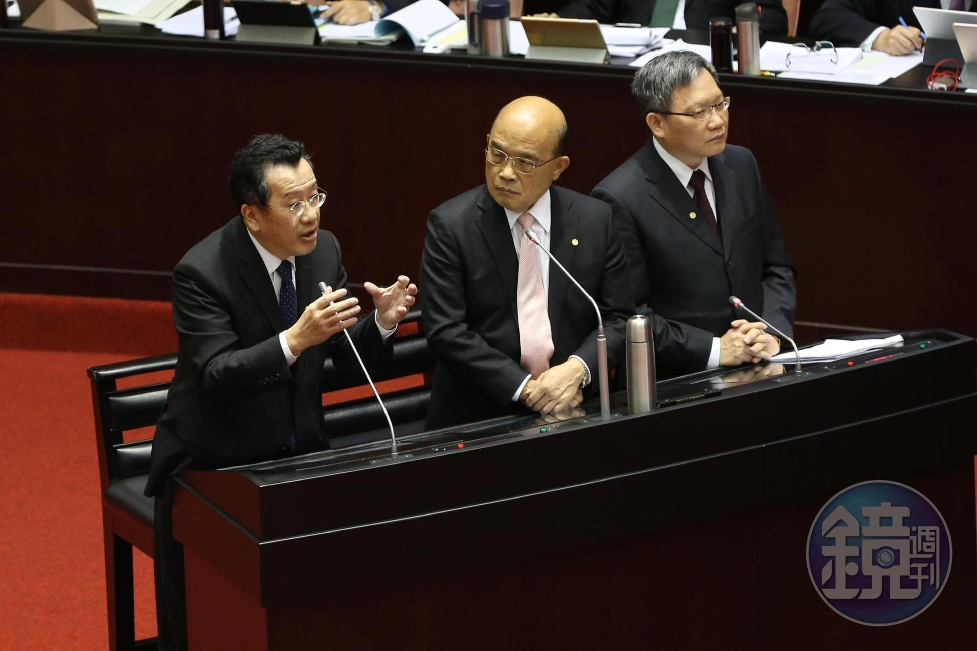 金管會主委顧立雄(左起)、行政院長蘇貞昌、財政部長蘇建榮接受立委質詢。
