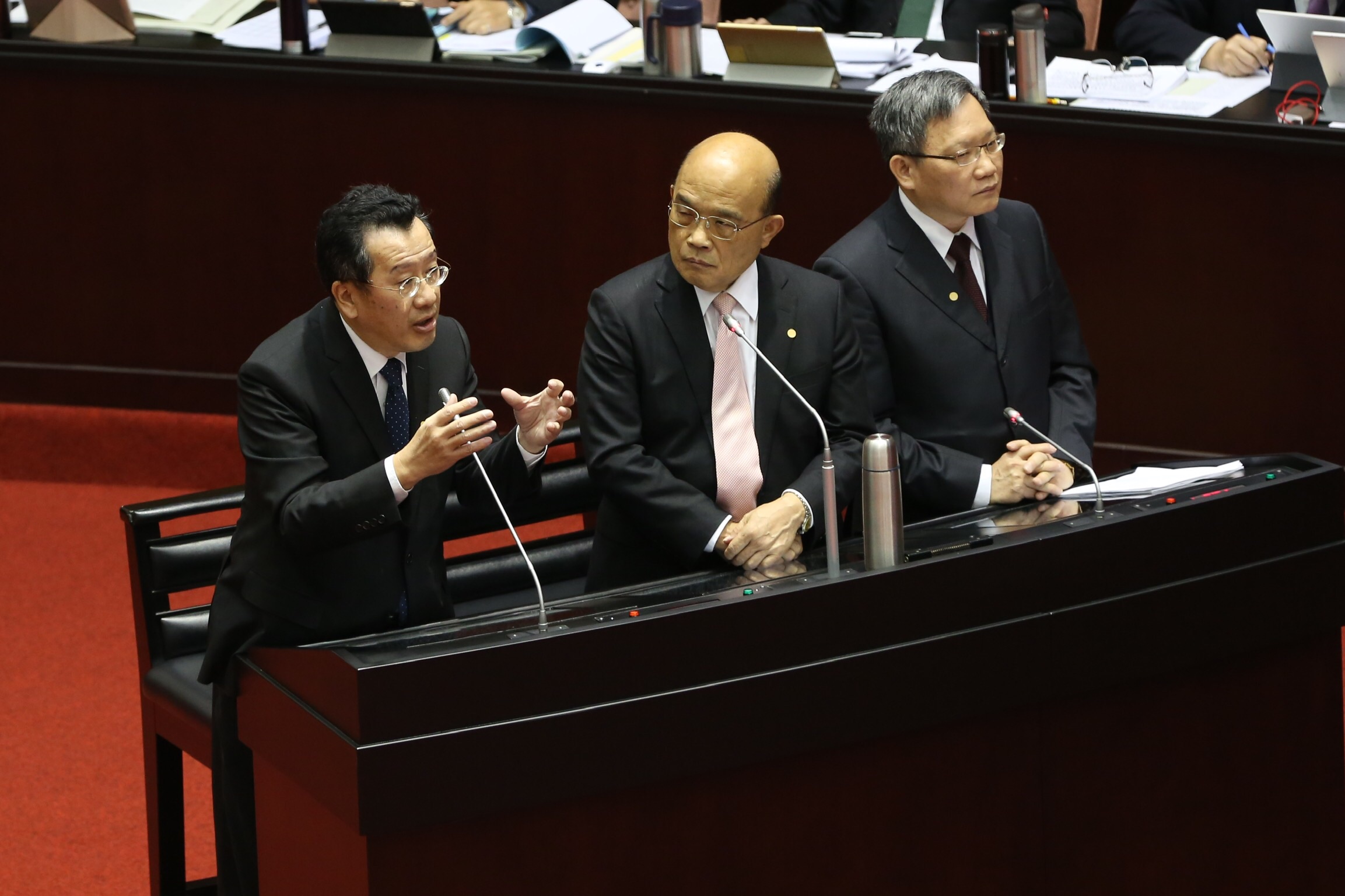 金管會主委顧立雄（左起）、行政院長蘇貞昌、財政部長蘇建榮接受立委質詢。