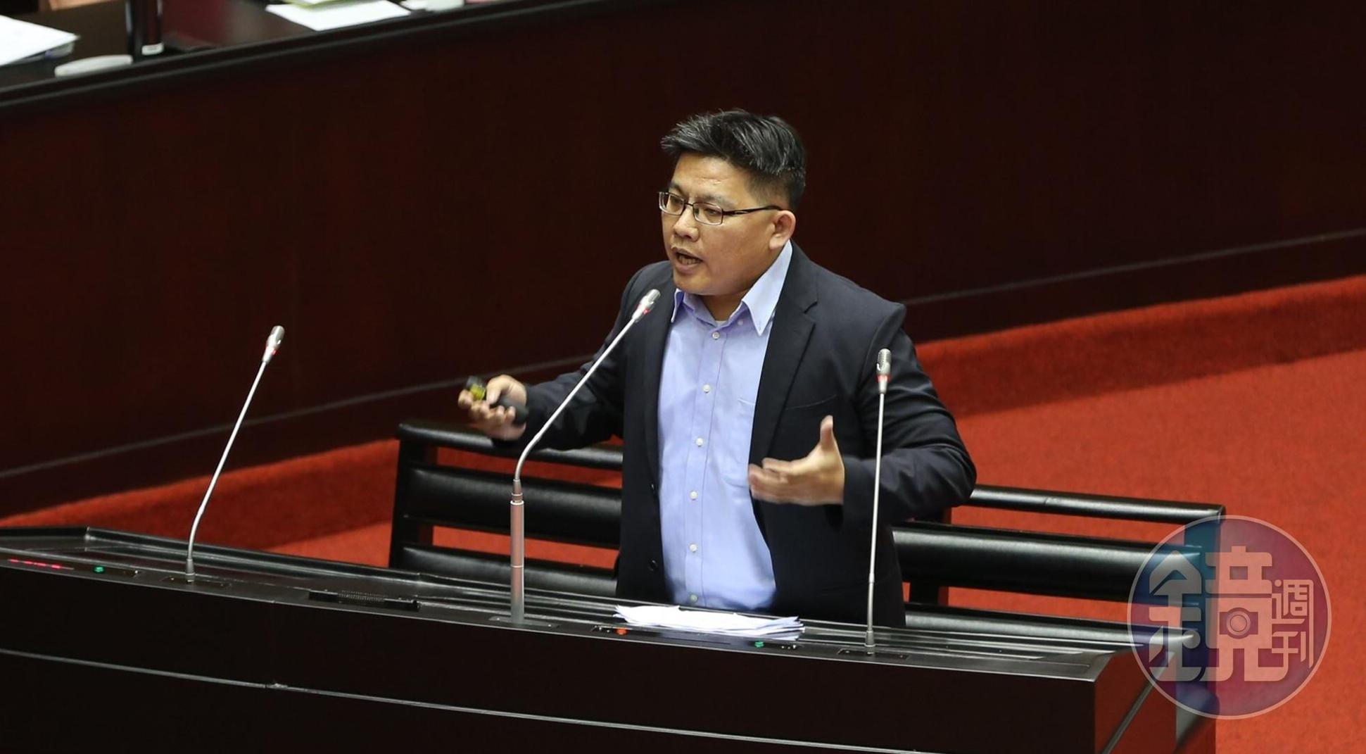 時代力量總召邱顯智質詢行政院長蘇貞昌。