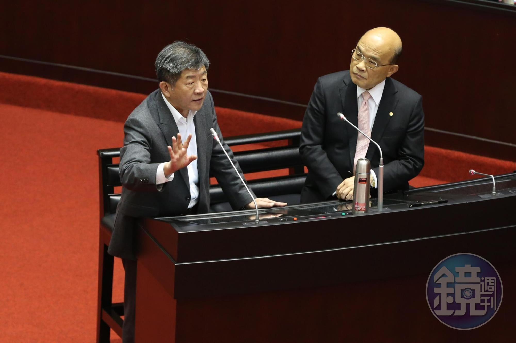 衛福部長陳時中(左)、行政院長蘇貞昌接受立委質詢。