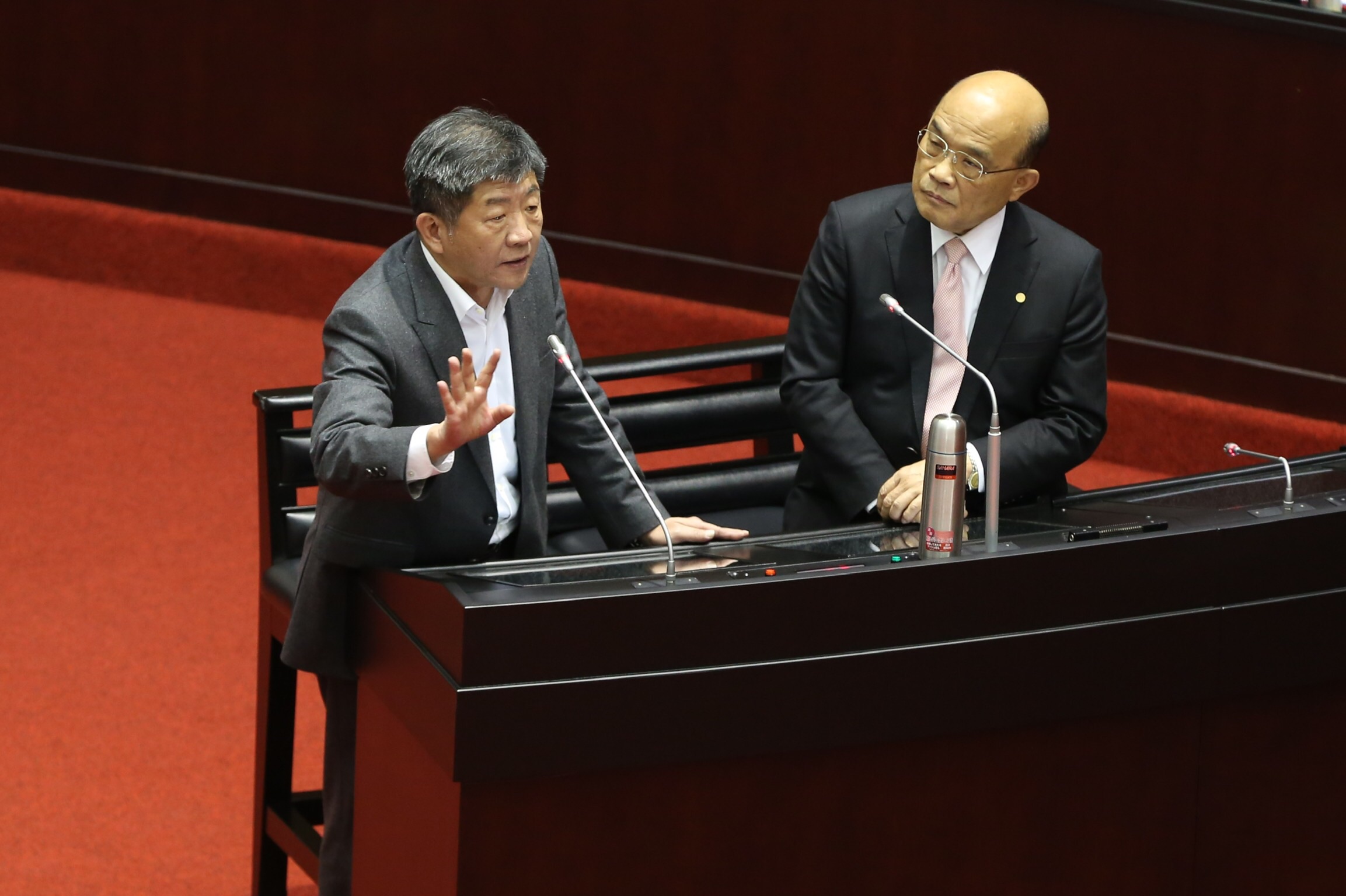 衛福部長陳時中（左）、行政院長蘇貞昌接受立委質詢。