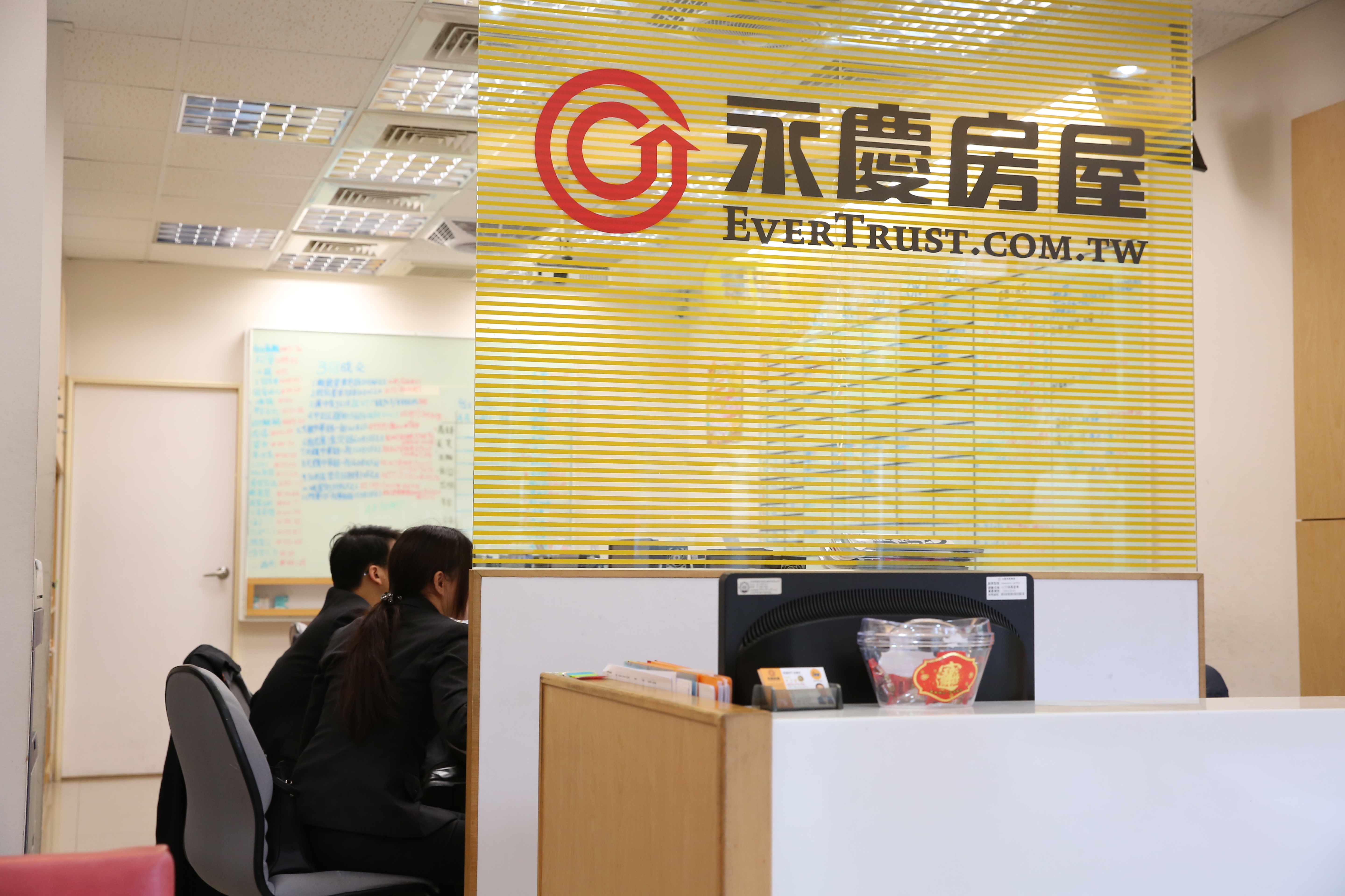 永慶房屋動輒以專利向對手提出告訴，但專利權都掛在董事長及董娘名下，連專利律師都覺得「這種情形非常不常見。」