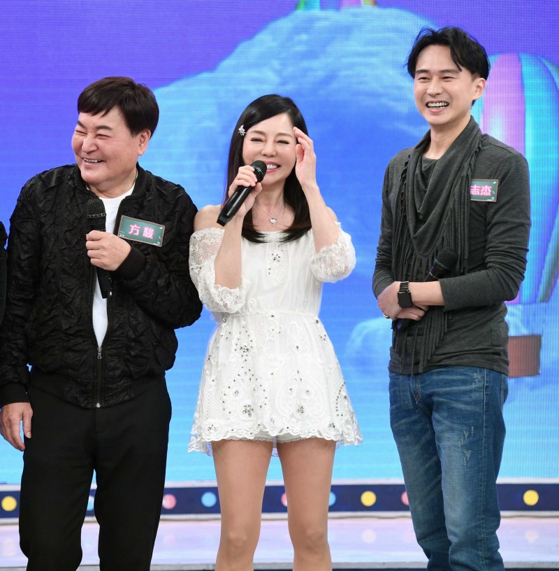方駿（左起）、狄鶯及狄志杰合體上華視《超級同學會》。（華視提供）
