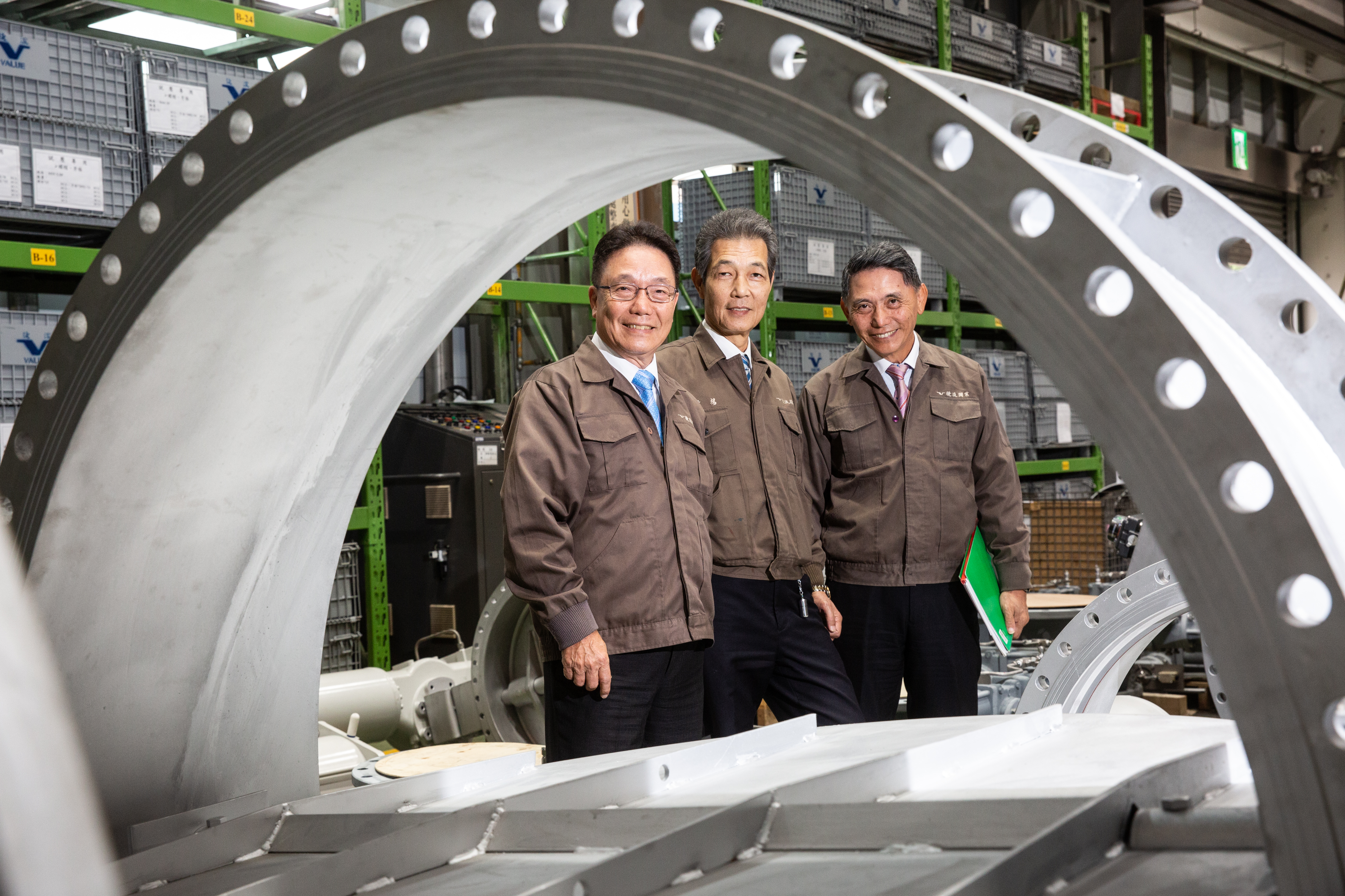 看準蝶閥材質輕，未來是石化、鋼鐵產業所需大尺寸閥門的唯一選擇，陳斌超（左起）、楊大中、陳宗曉3位捷流創辦人，率先切入蝶閥研發設計。