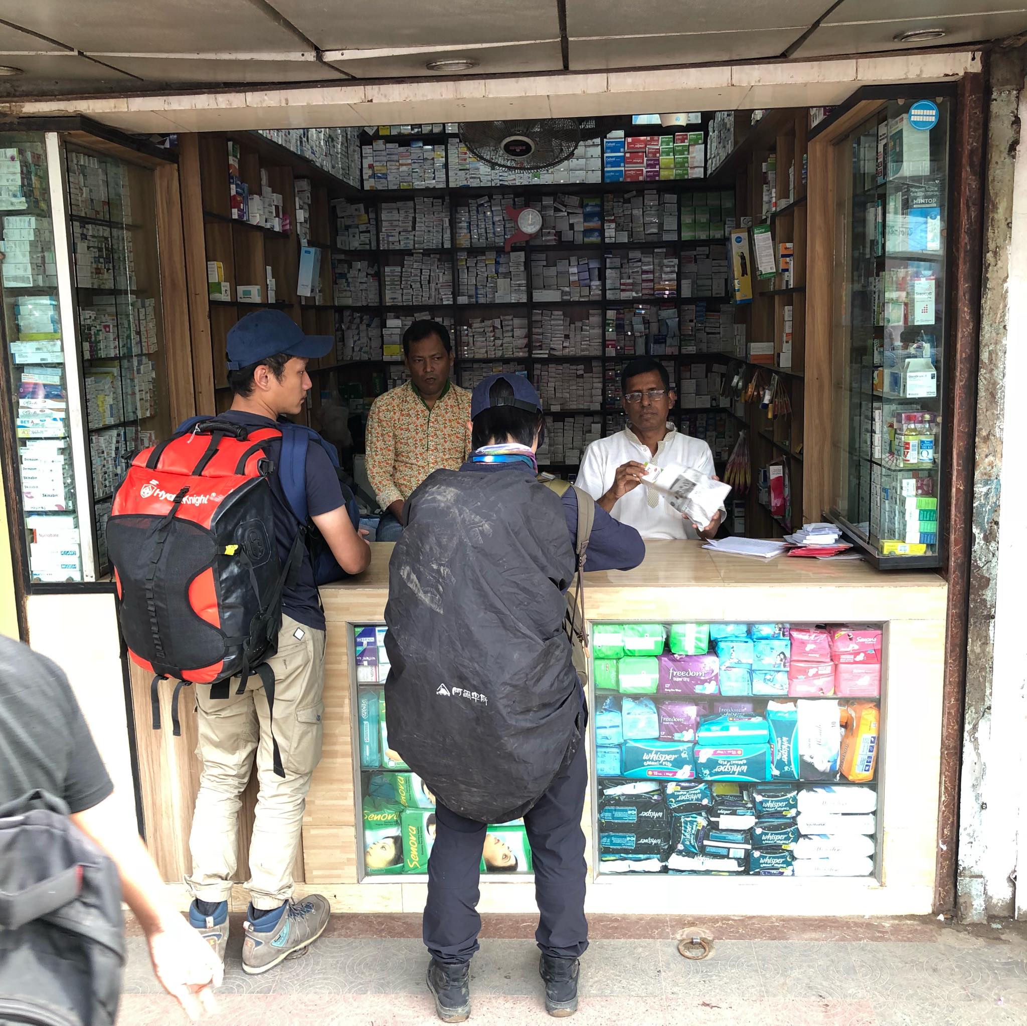 記者自身身體狀態，決定了在外採訪的成功與否，因此出發前補充藥物備品是不可缺少的環節。