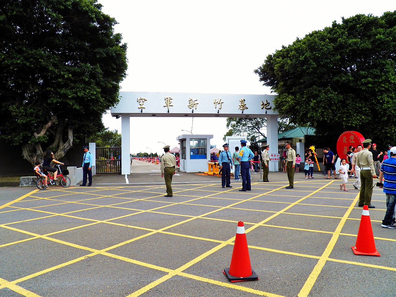 新竹空軍基地內的全新飛官宿舍，傳出將徵用給回台的台商做隔離居住。（翻攝維基百科）