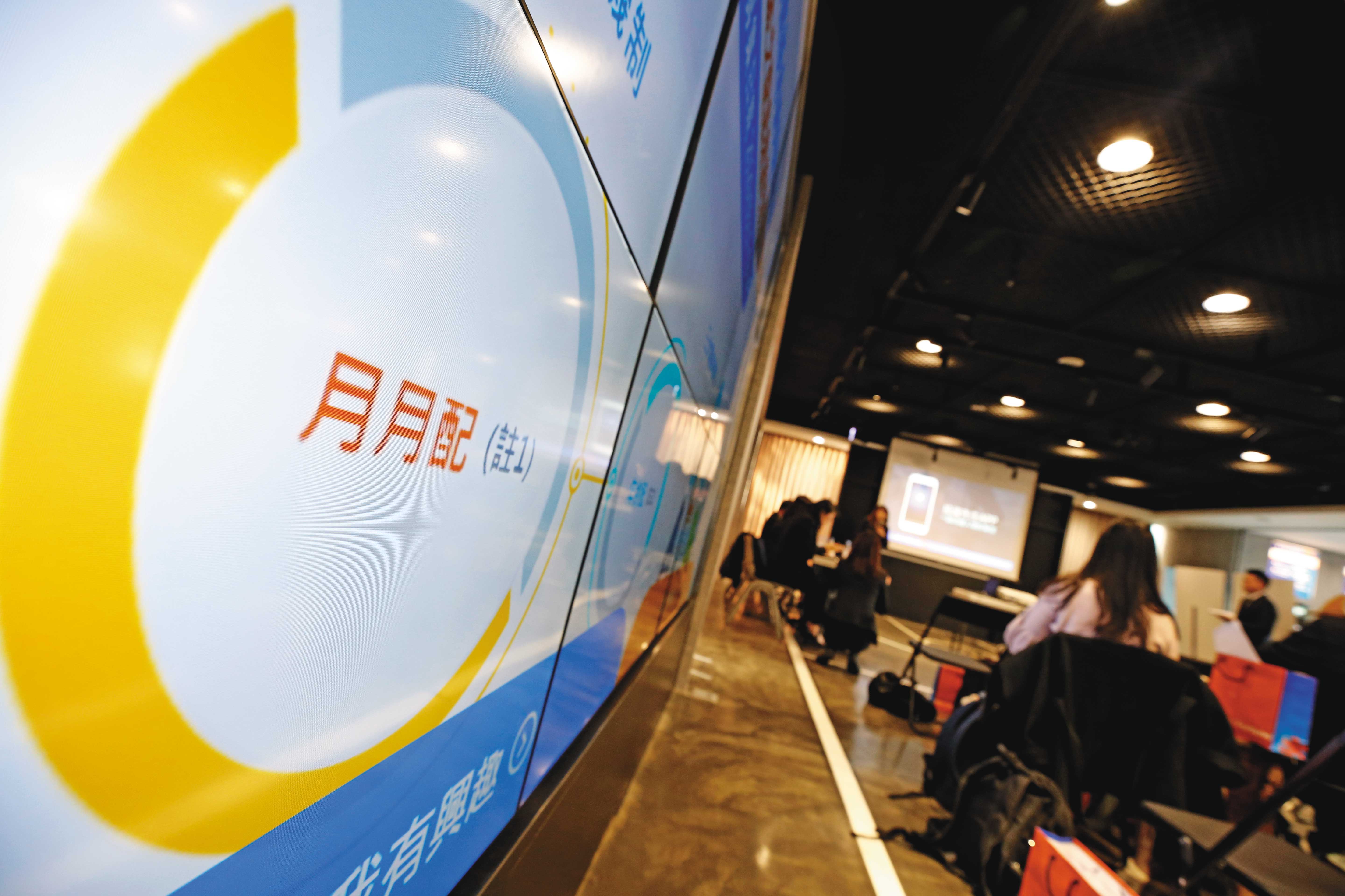 年金改革迫使民眾積極面對退休金問題,慎選月配商品,方便資金運用。