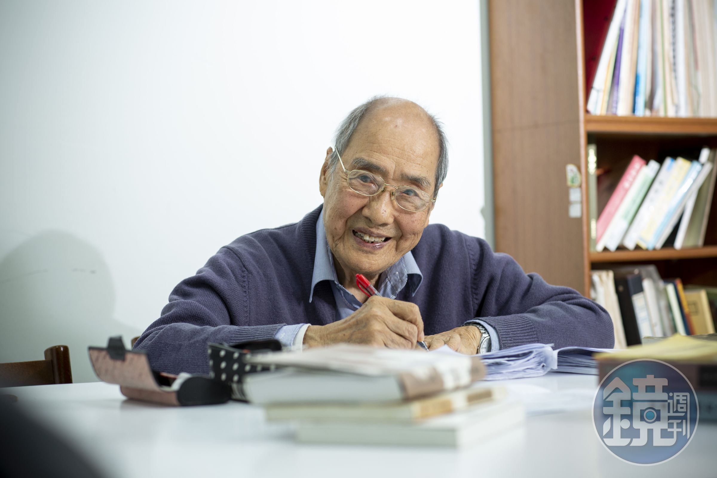 經過戰亂及威權統治，年過九旬的張則周仍對人生抱著希望和熱情，他在台大開設了22年的通識課「生命與人」，帶著下一代活出自己，並實踐知識份子的使命感。