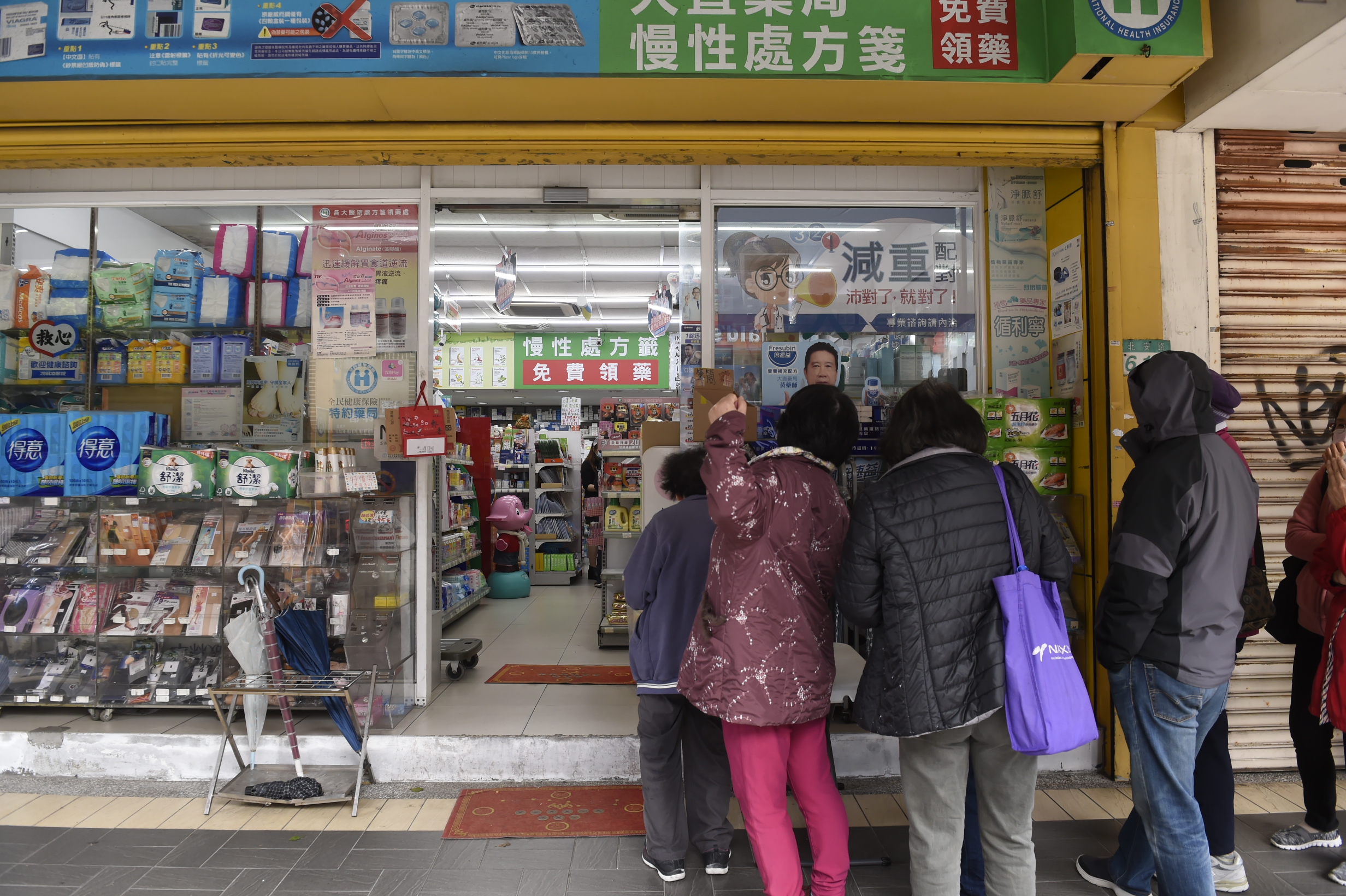 雲林婦人口罩遺失，加油站店員拾回歸還。圖為示意圖，當事人與本新聞無關。