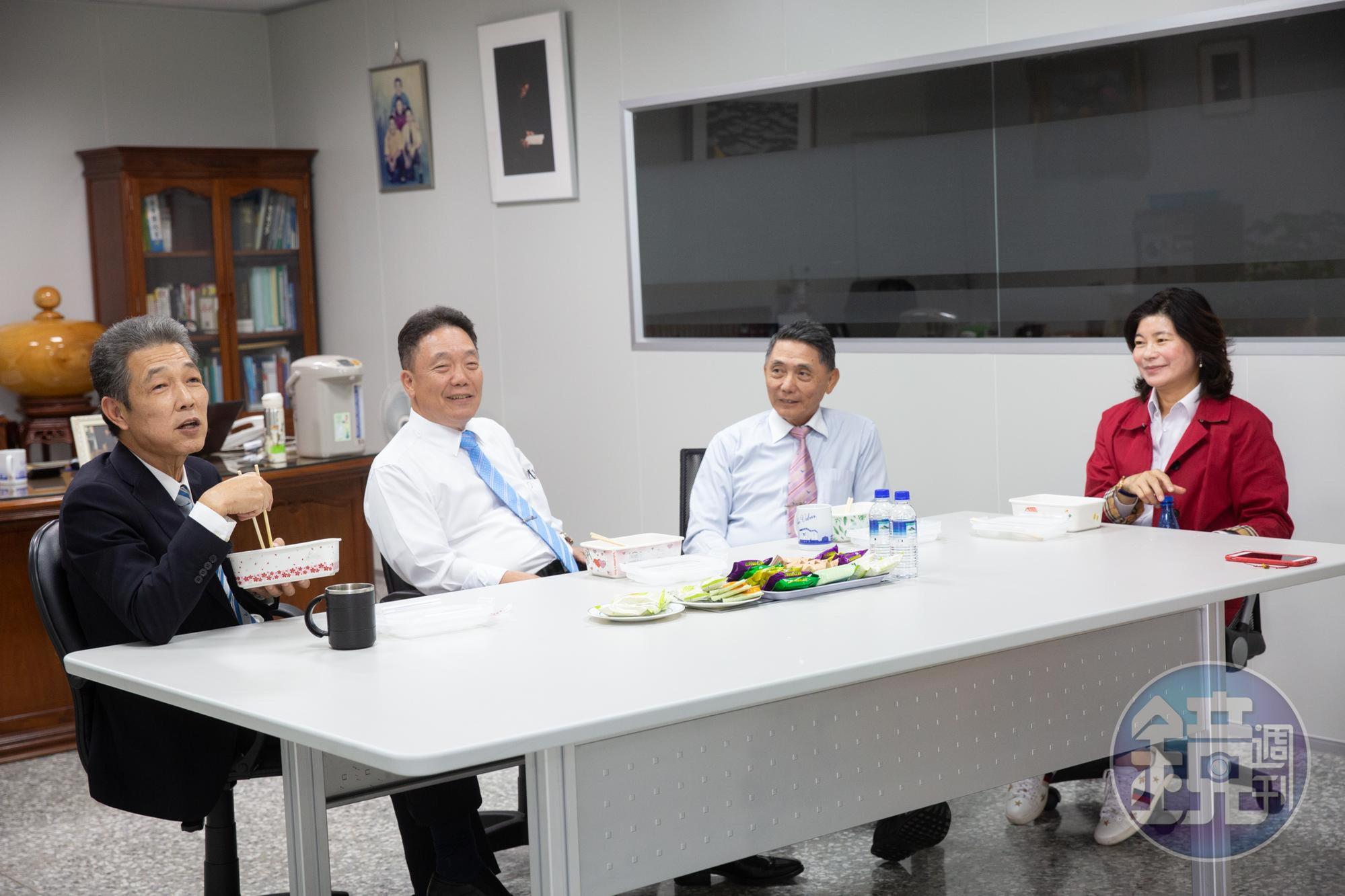捷流3王1后每週一固定進行午餐會議，面對面溝通。