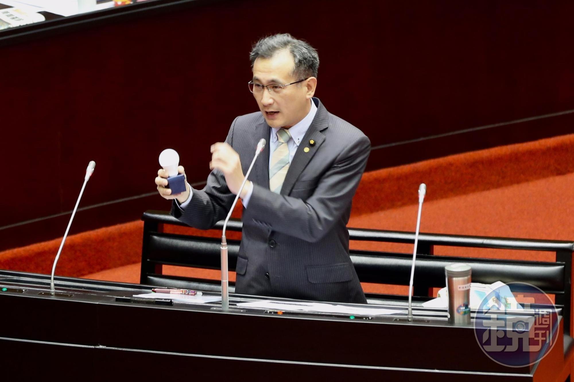 民進黨立委鄭運鵬質詢行政院長蘇貞昌。