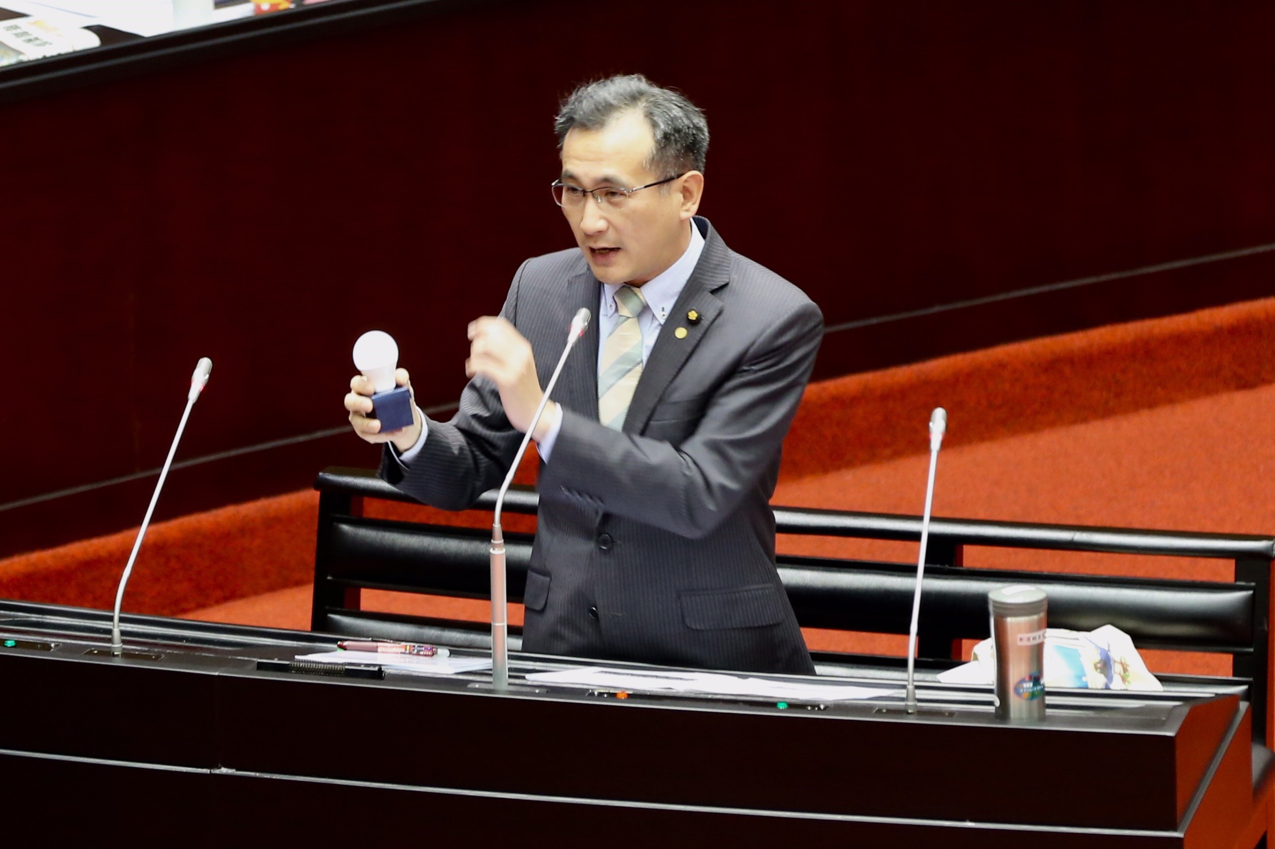 民進黨立委鄭運鵬質詢行政院長蘇貞昌。