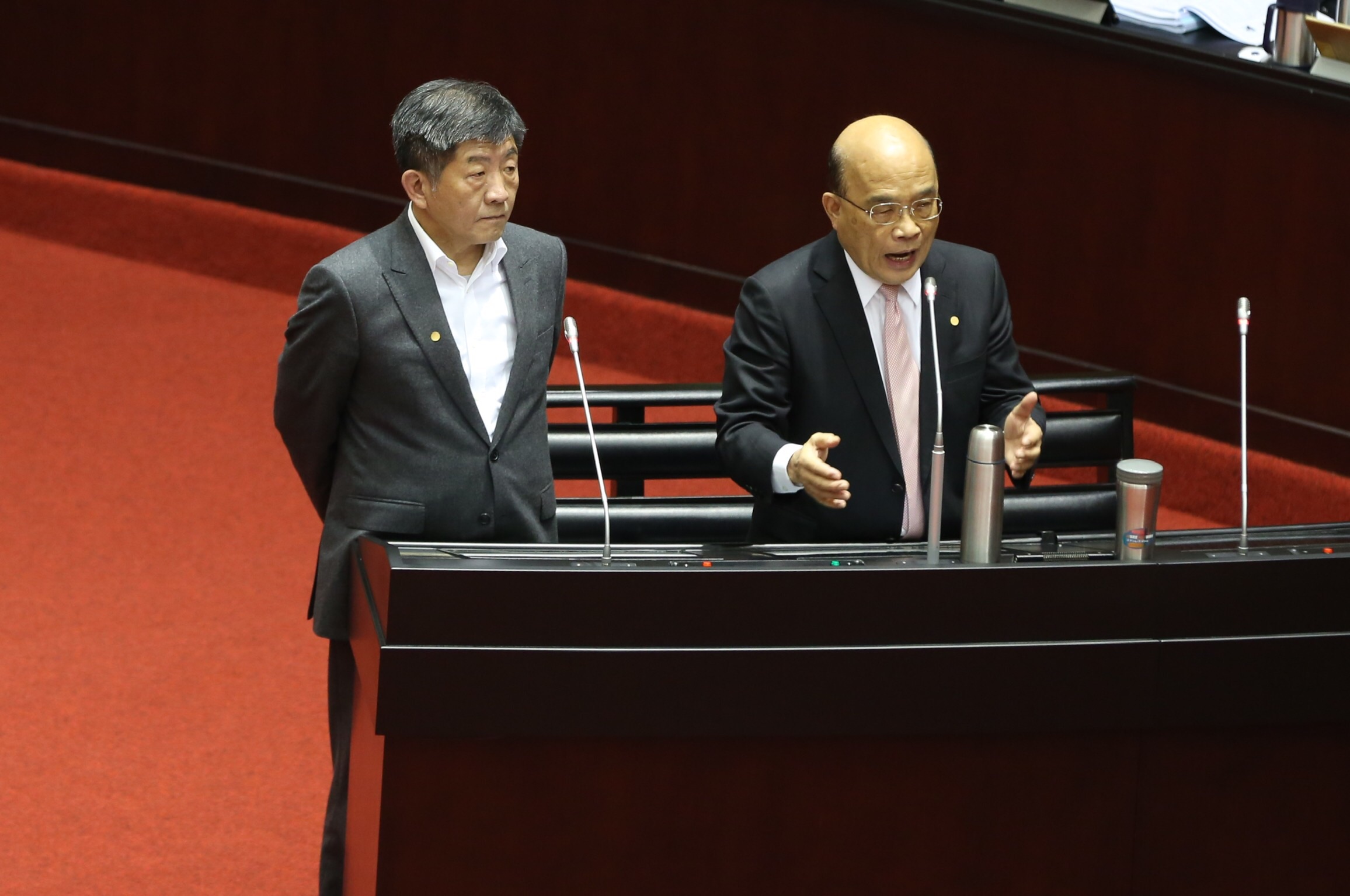 行政院長蘇貞昌（右）回答立委質詢。