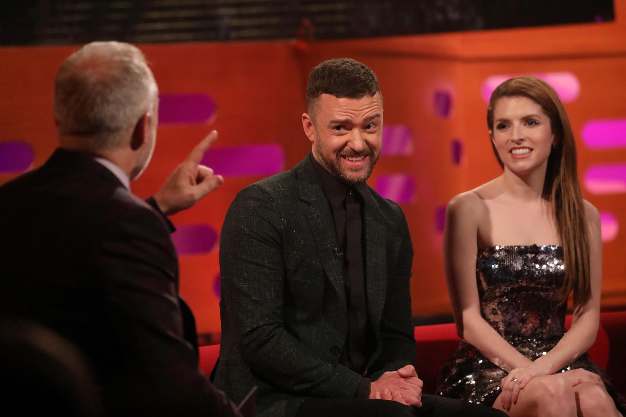 大賈斯汀與女星安娜坎卓克上脫口秀節目《The Graham Norton Show》,回憶自己曾在表演時被尿瓶攻擊。(BBC提供)