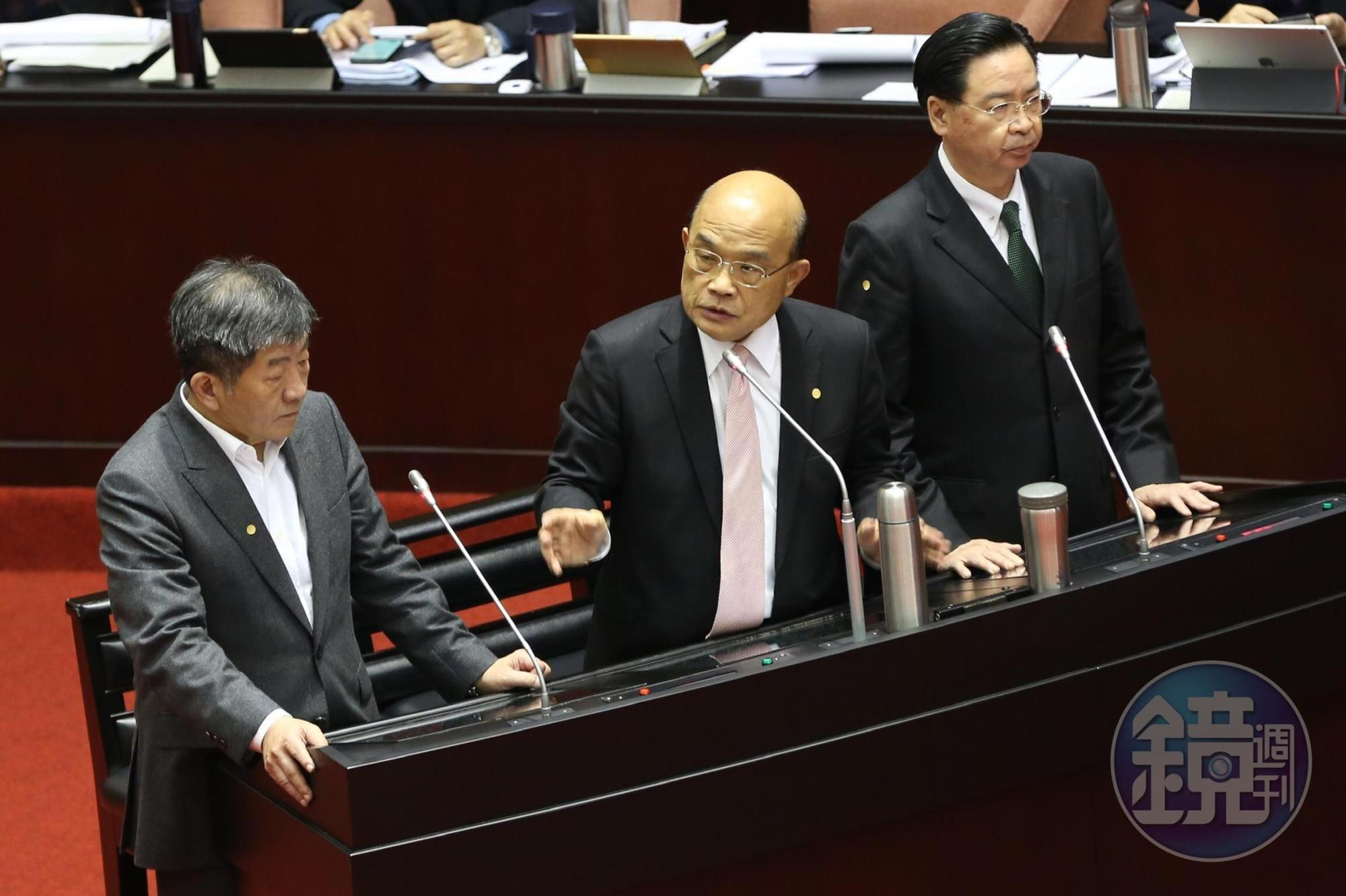 衛福部長陳時中(左起)、行政院長蘇貞昌、外交部長吳釗燮接受立委質詢。