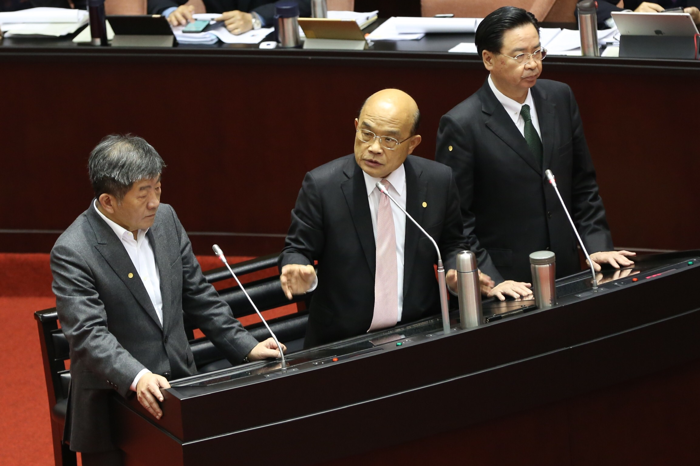 衛福部長陳時中（左起）、行政院長蘇貞昌、外交部長吳釗燮接受立委質詢。