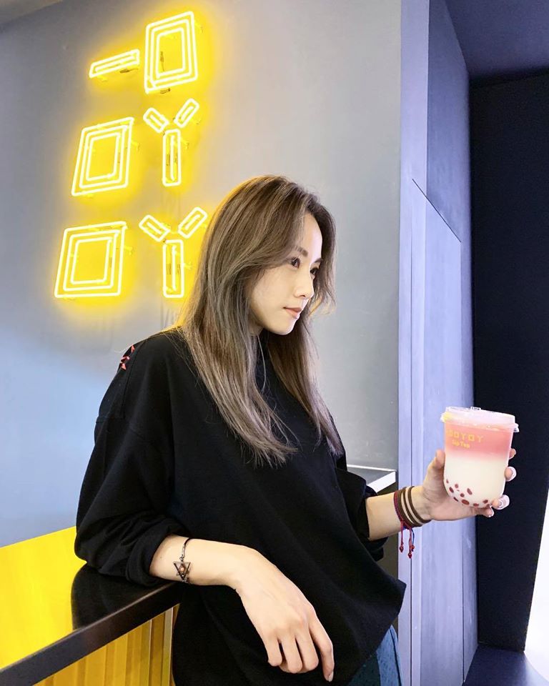 王子(邱勝翊)的港星女友鄧麗欣2018年投資飲料旗艦店「一口吖吖」,去年10月突然撤出信義區,據傳月月蝕六位數。(翻攝自鄧麗欣臉書)