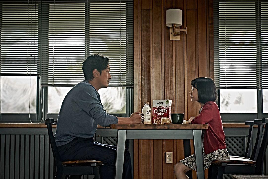《陰櫥》河正宇飾演帶女兒搬家展開新生活的單親爸,女兒卻開始做出一連串奇怪舉動,甚至失蹤。(車庫娛樂)