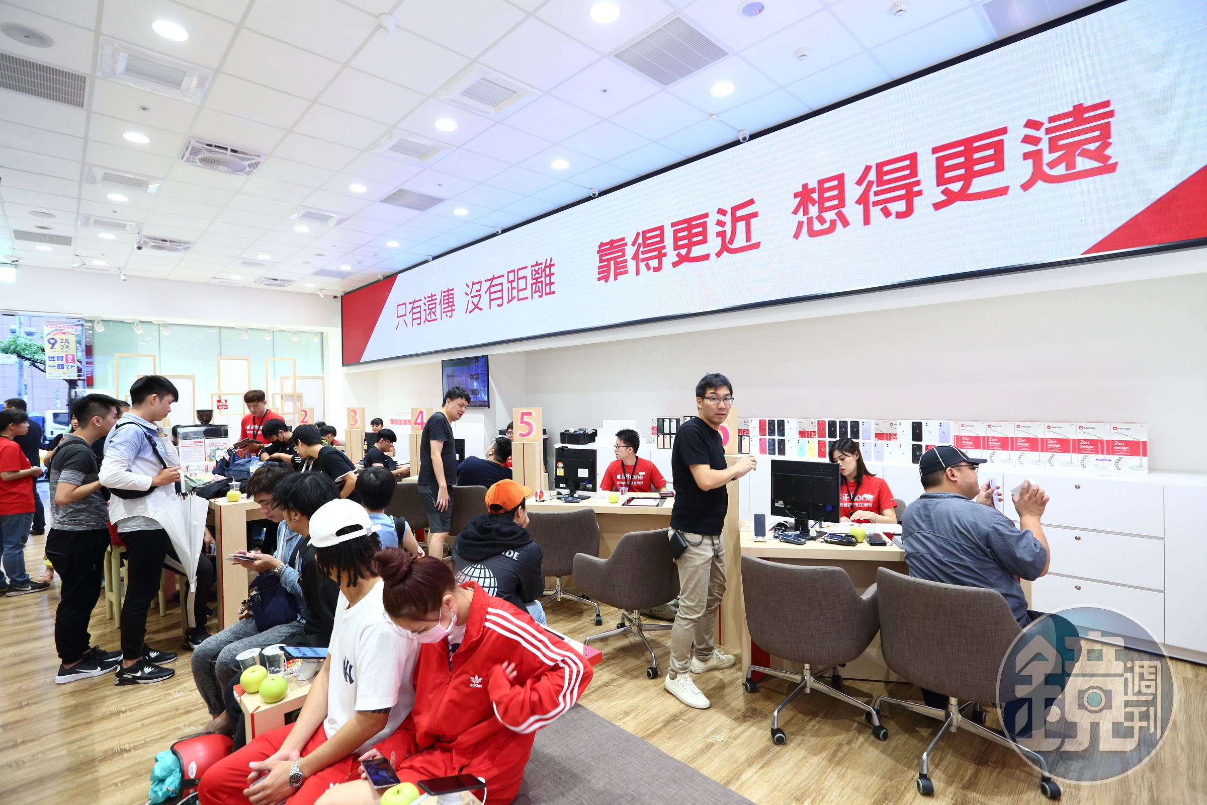 除了中華電信之外，拿出第二高標金的遠傳也是贏家。