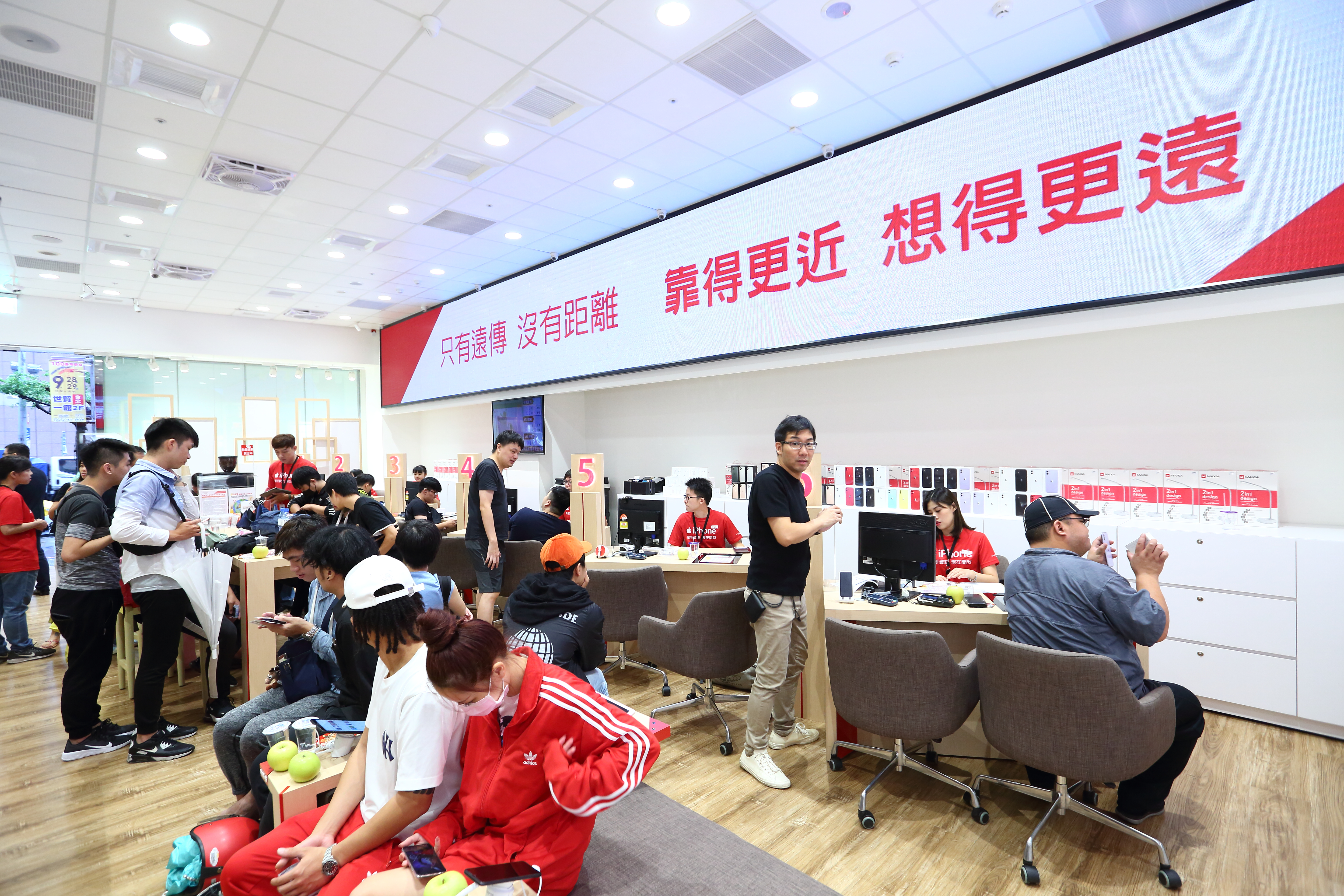 除了中華電信之外，拿出第二高標金的遠傳也是贏家。