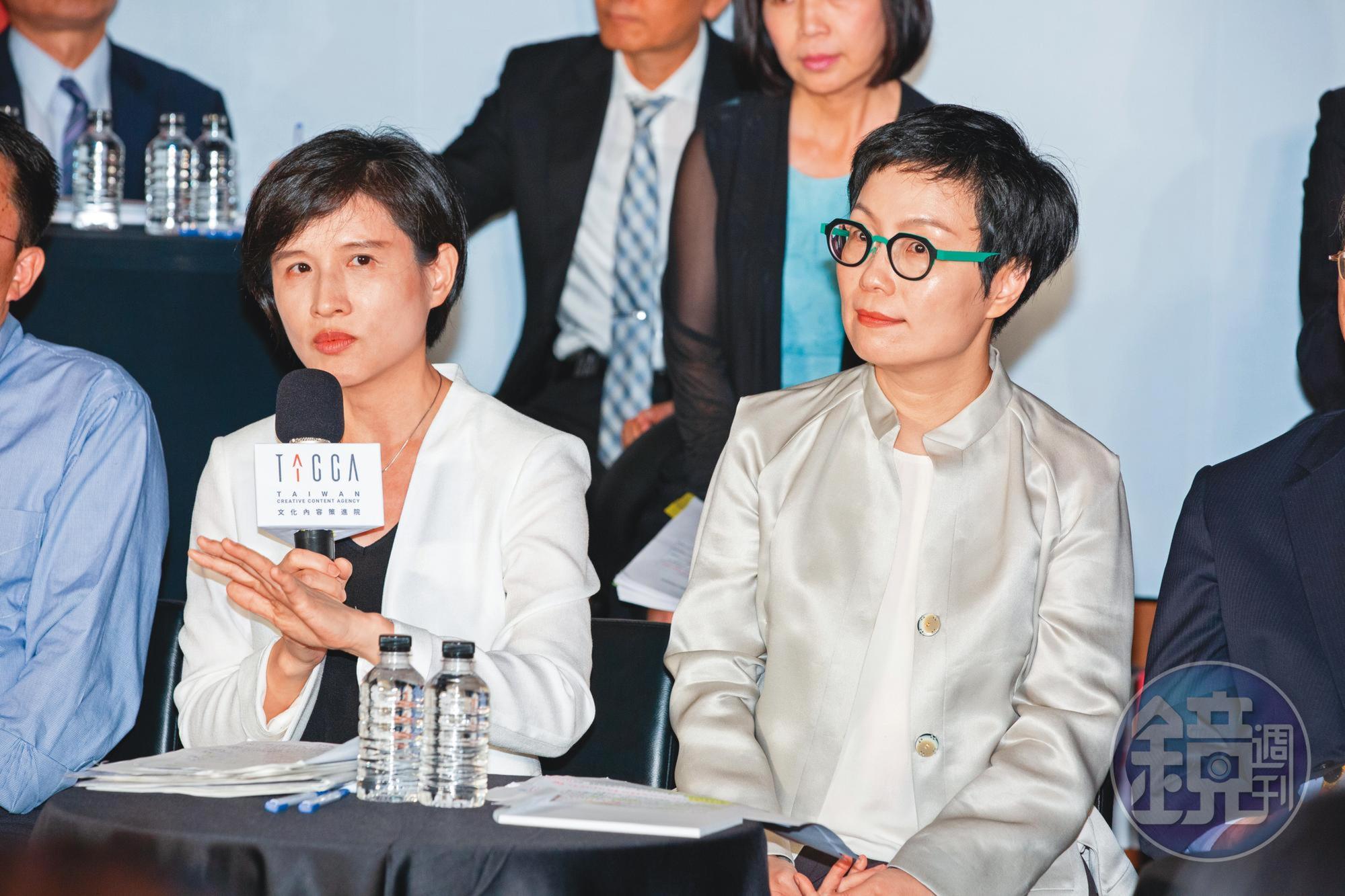 文化部長鄭麗君（左）長期推動文策院成立，去年6月正式宣佈由次長丁曉菁轉任文策院首任董事長。