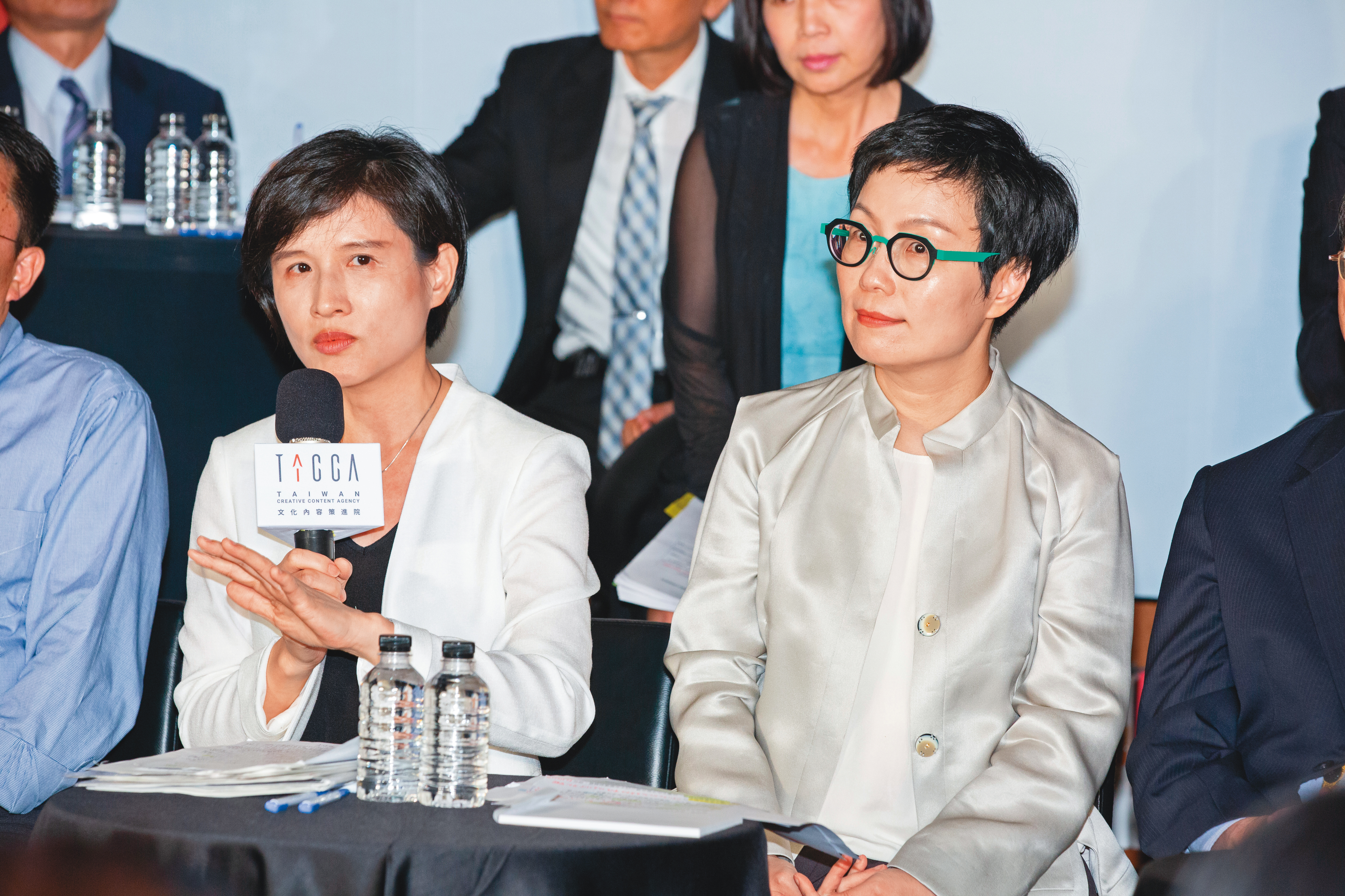 文化部長鄭麗君（左）長期推動文策院成立，去年6月正式宣佈由次長丁曉菁轉任文策院首任董事長。