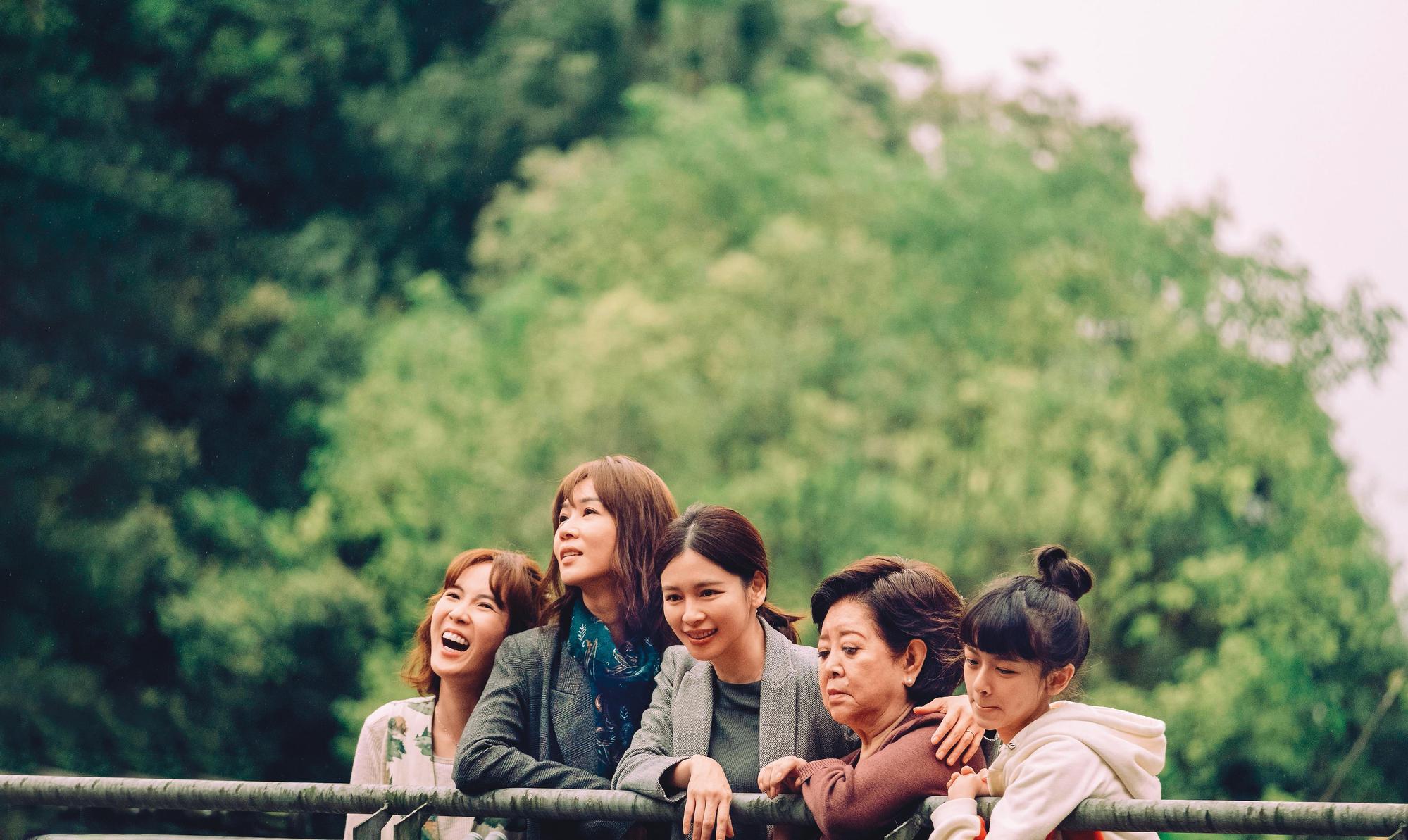 由孫可芳（左起）、謝盈萱、徐若瑄、陳淑芳、陳妍霏主演的電影《孤味》，是伯樂影業成立的首部作品。（威視提供）