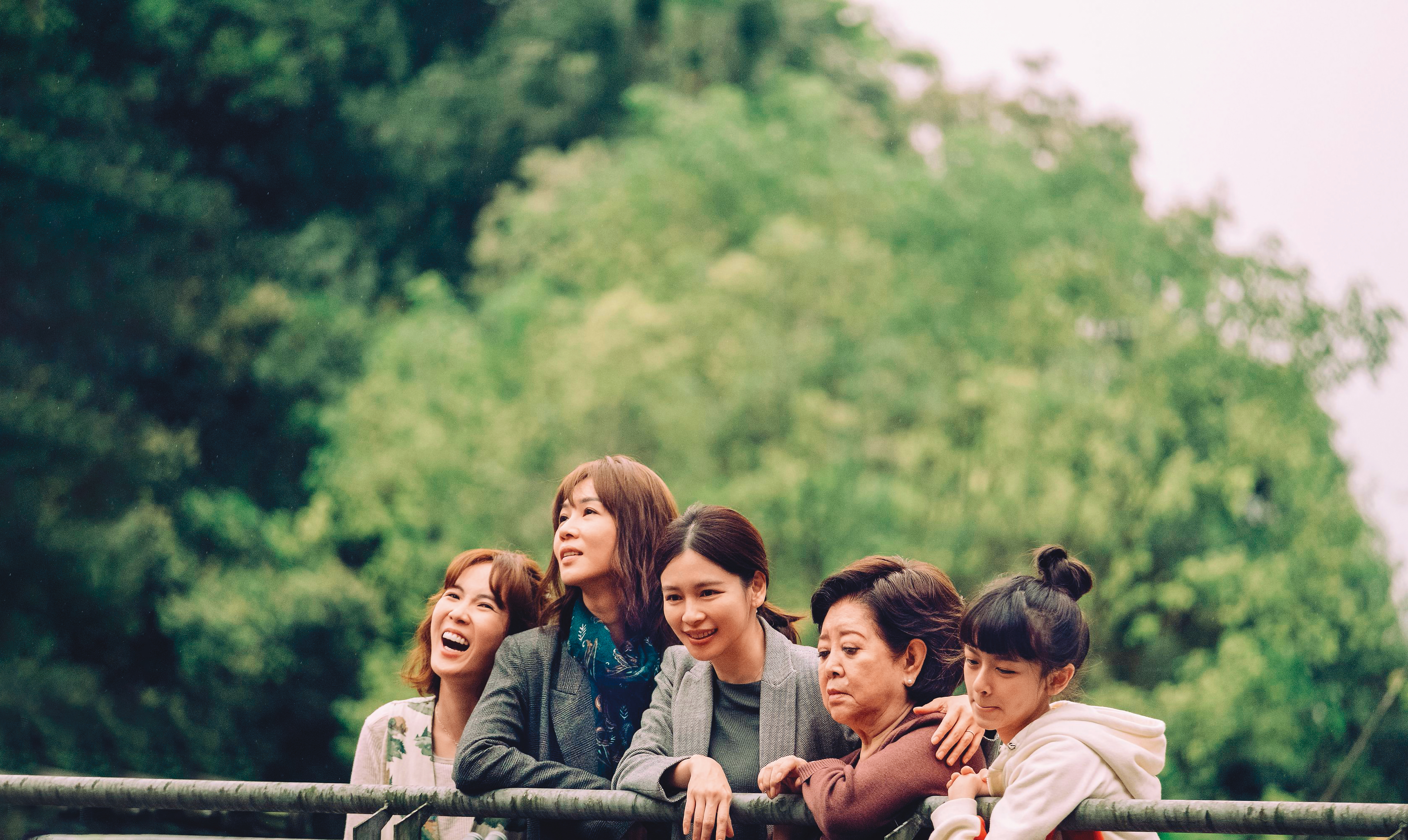 由孫可芳（左起）、謝盈萱、徐若瑄、陳淑芳、陳妍霏主演的電影《孤味》，是伯樂影業成立的首部作品。（威視提供）
