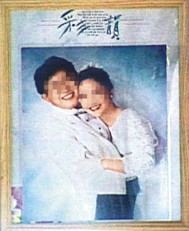 被害的電腦維修行老闆娘（右）與丈夫（左）結婚多年，鶼鰈情深。（翻攝畫面）
