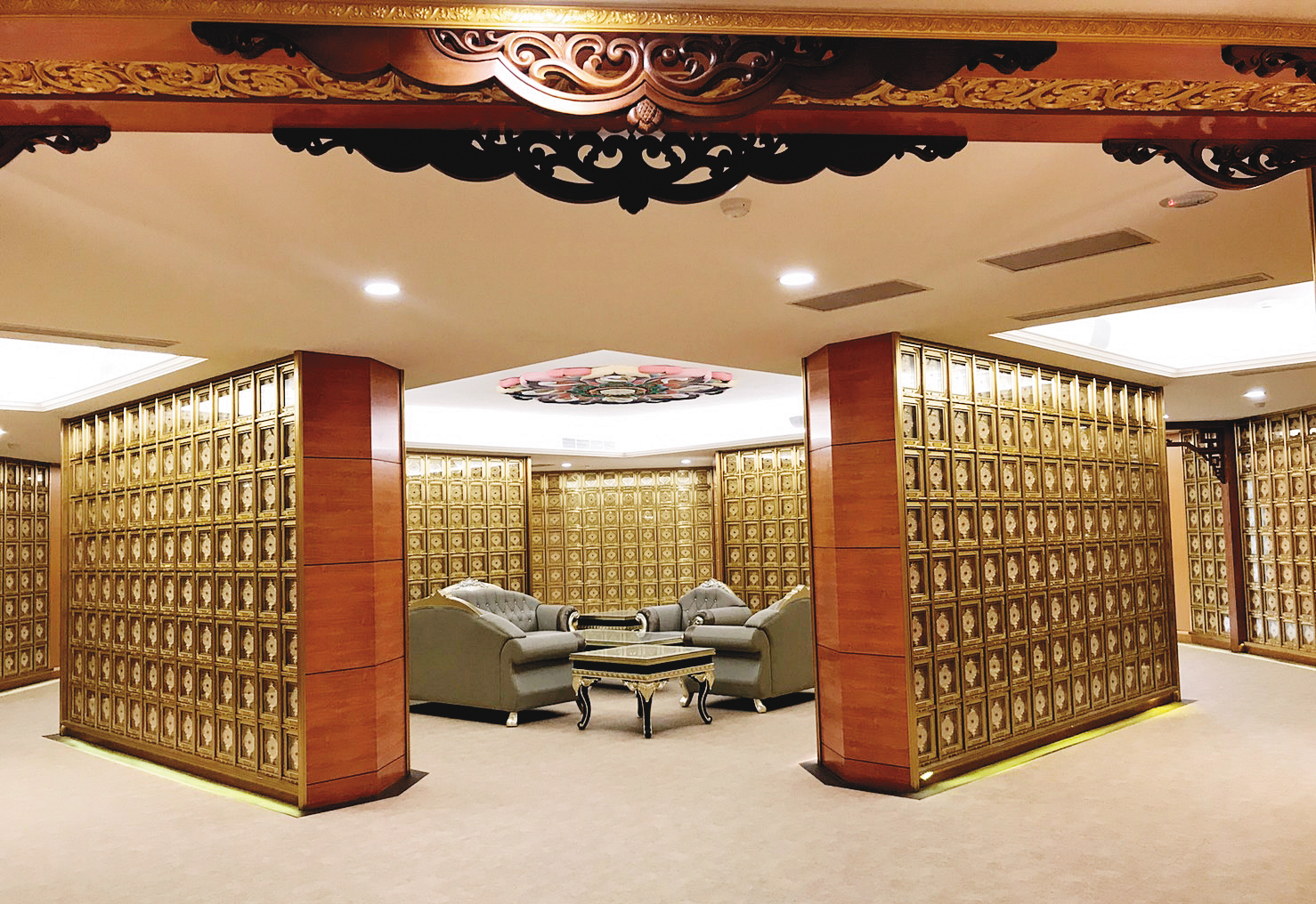 中東寶塔裡共有3萬個塔位，內部陳設金碧輝煌。（翻攝萬法寺官網）