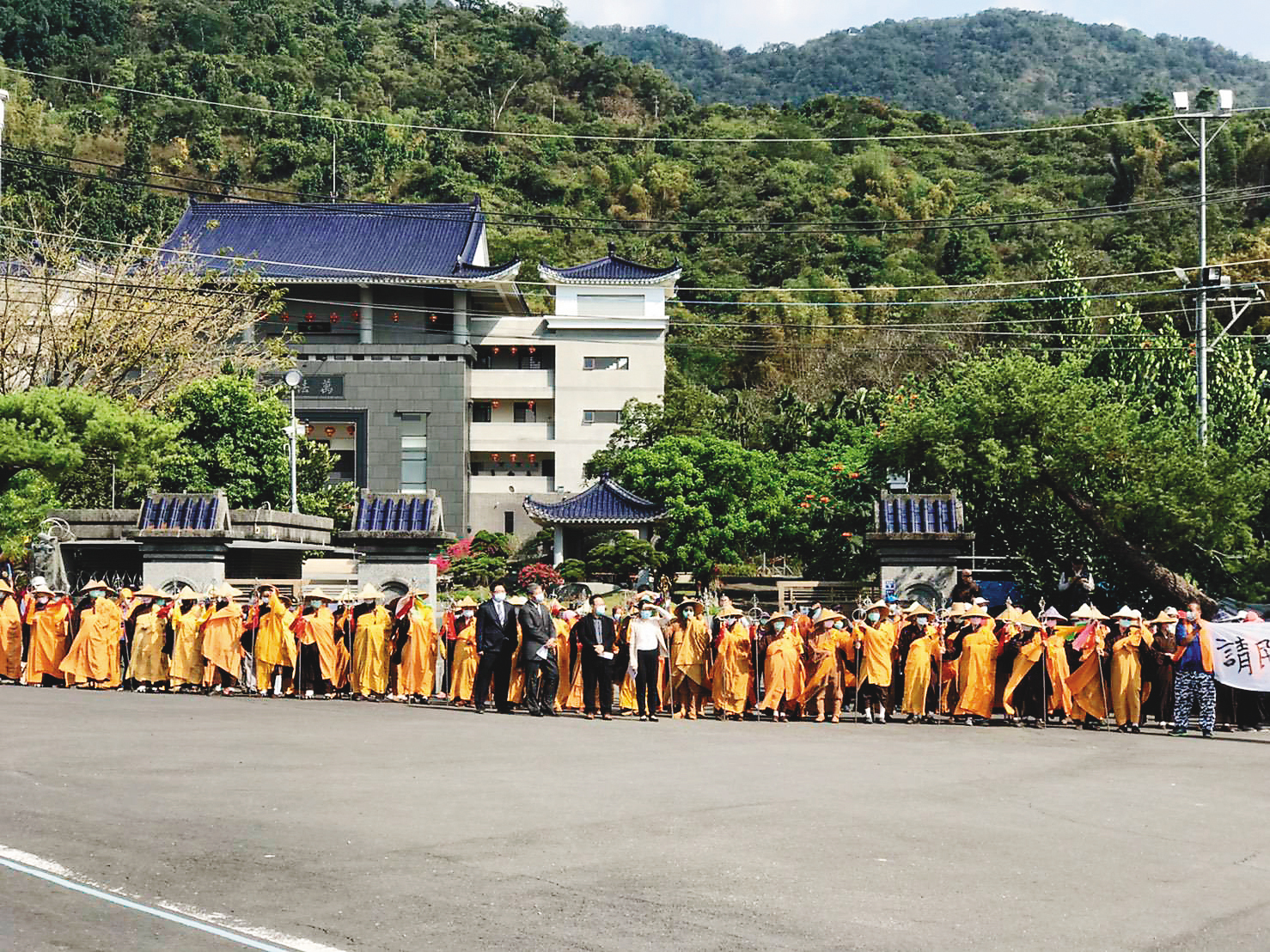 屏東縣府2月初至萬法寺消防安檢，寺方發動百名比丘尼在外阻擋。（讀者提供）