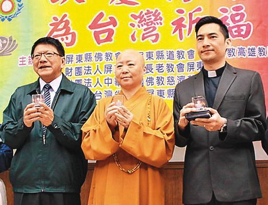 釋見引(中)身兼中國佛教會副理事長、台灣佛教總會祕書長等要職,政商關係不錯。(翻攝萬法寺官網)