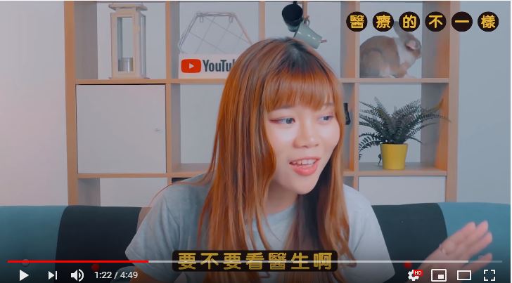 泡麵模仿中國大陸醫生看病模樣。（翻攝自泡麵YouTube）