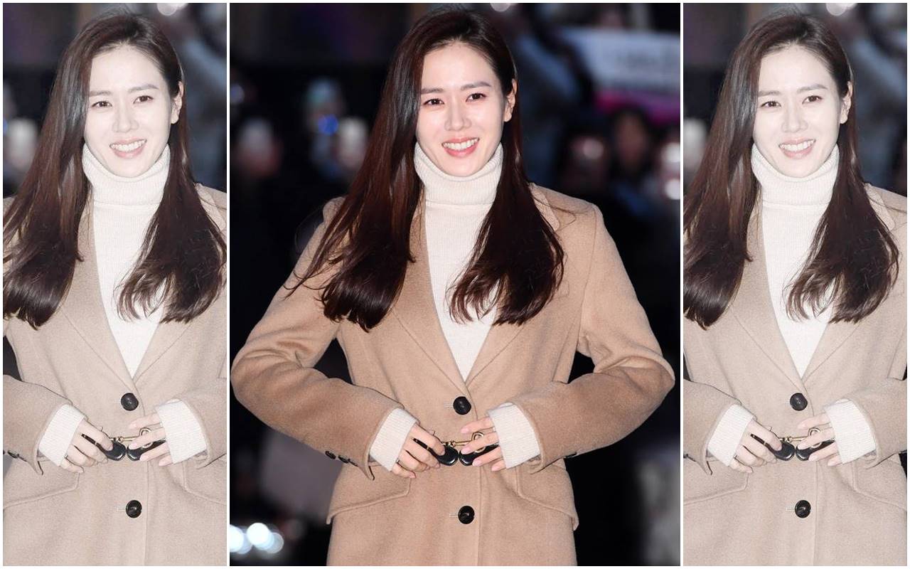 孫藝真穿上駝色大衣搭配白色高領毛衣，展現財閥千金女的氣勢，更有軍裝的感覺。（Maje提供）