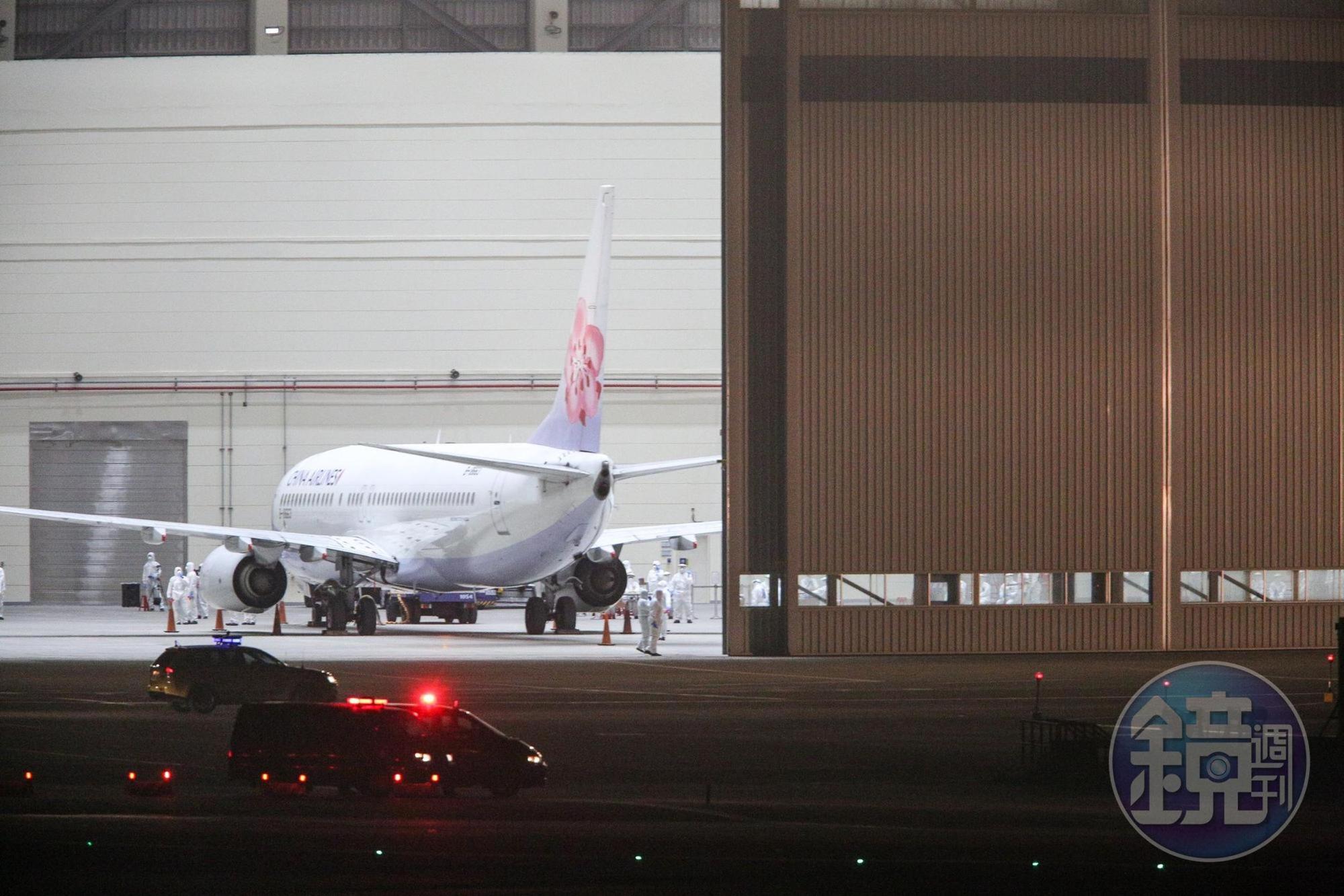 華航包機於晚間9點50分順利降落抵達桃園國際機場,若20位台灣人接受二次檢測若無異狀,將進行長達14天的集中檢疫所隔離。