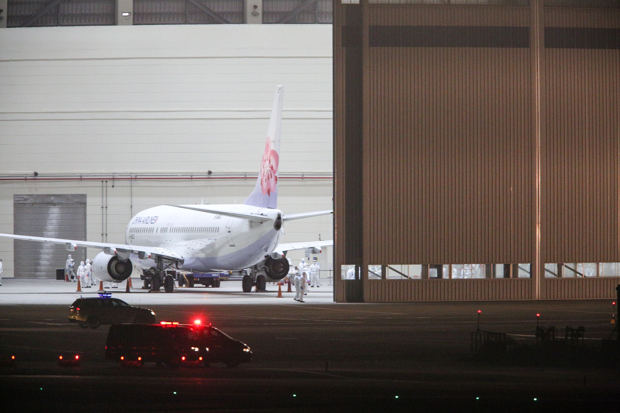 華航包機於晚間9點50分順利降落抵達桃園國際機場，若20位台灣人接受二次檢測若無異狀，將進行長達14天的集中檢疫所隔離。