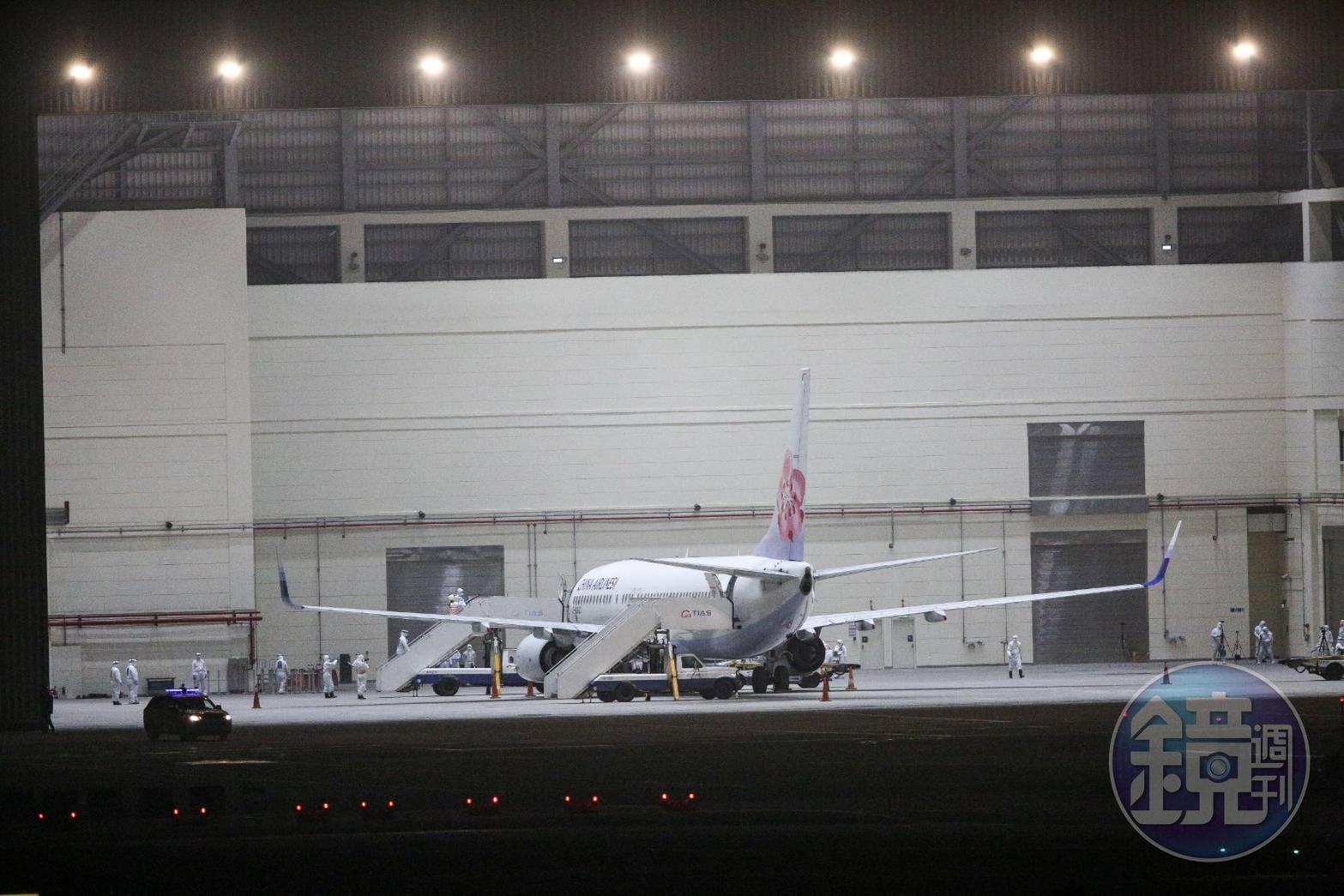 19名乘客陸續送離機場後,防疫人員全副武裝上機進行消毒。