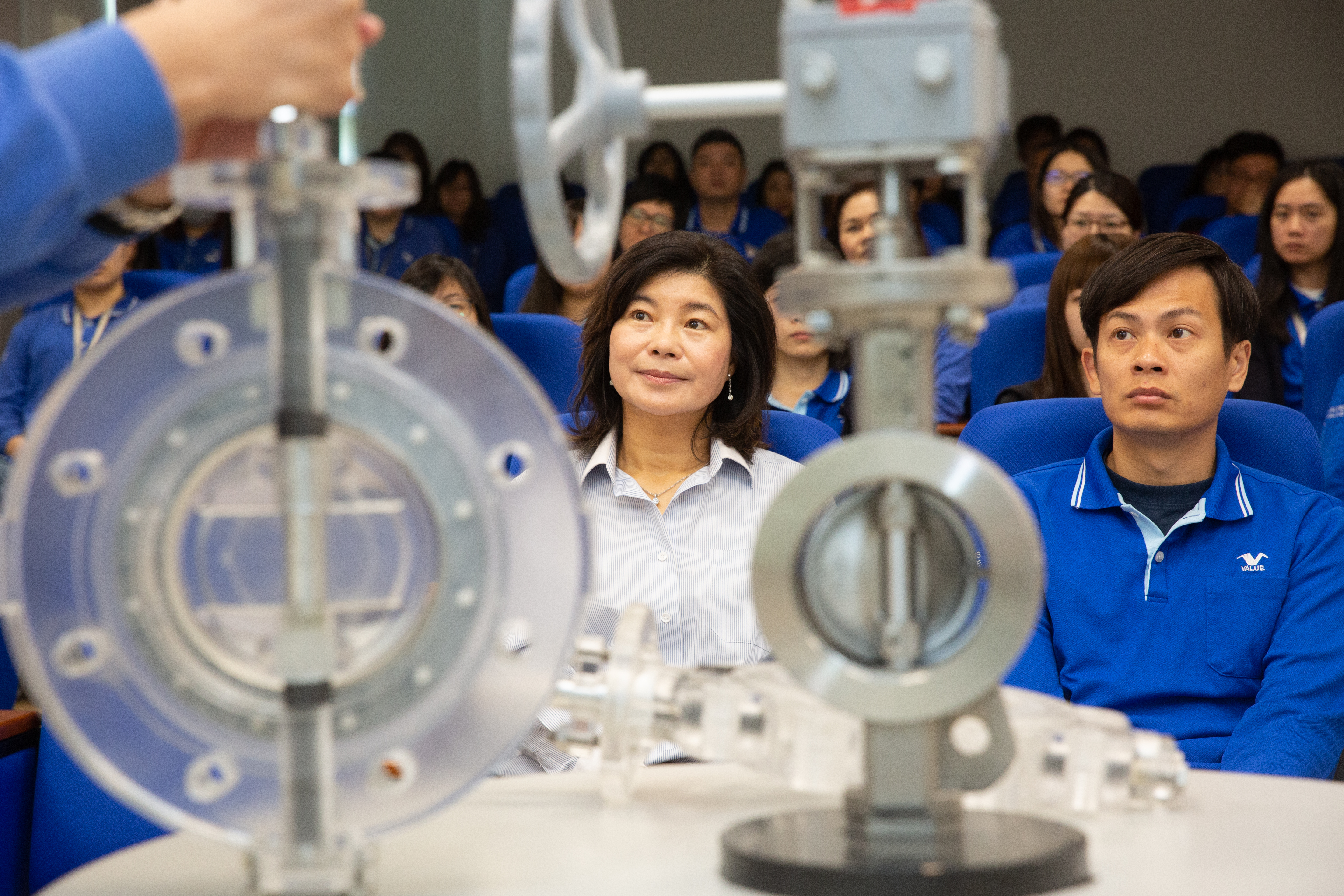 為強化業務、助理的專業度，錢佩玲定期邀請內外部研發、技術人員分享最新閥種應用與趨勢，充實產業知識。