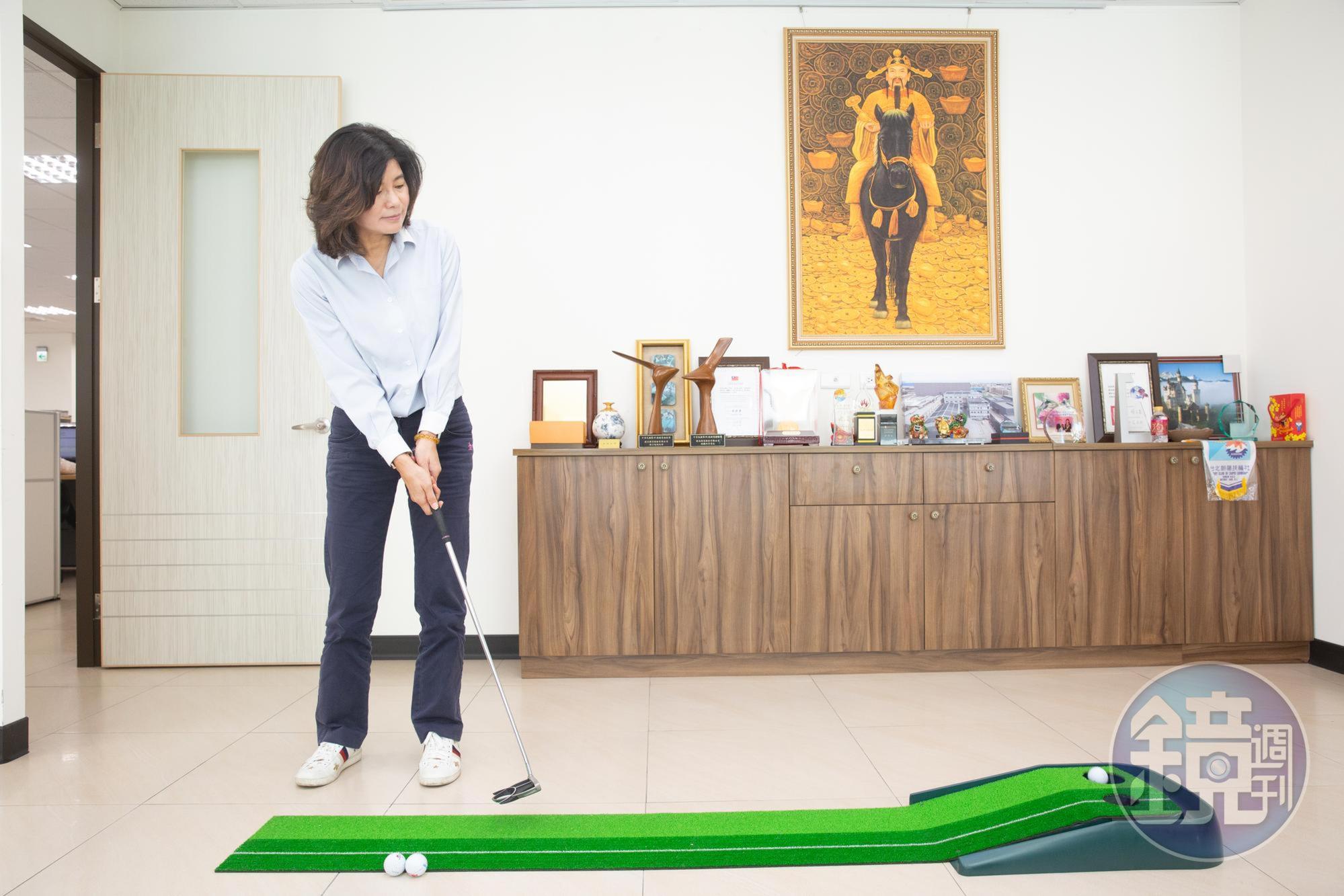 錢佩玲愛打高爾夫，靠此運動紓壓，維持美魔女身材。