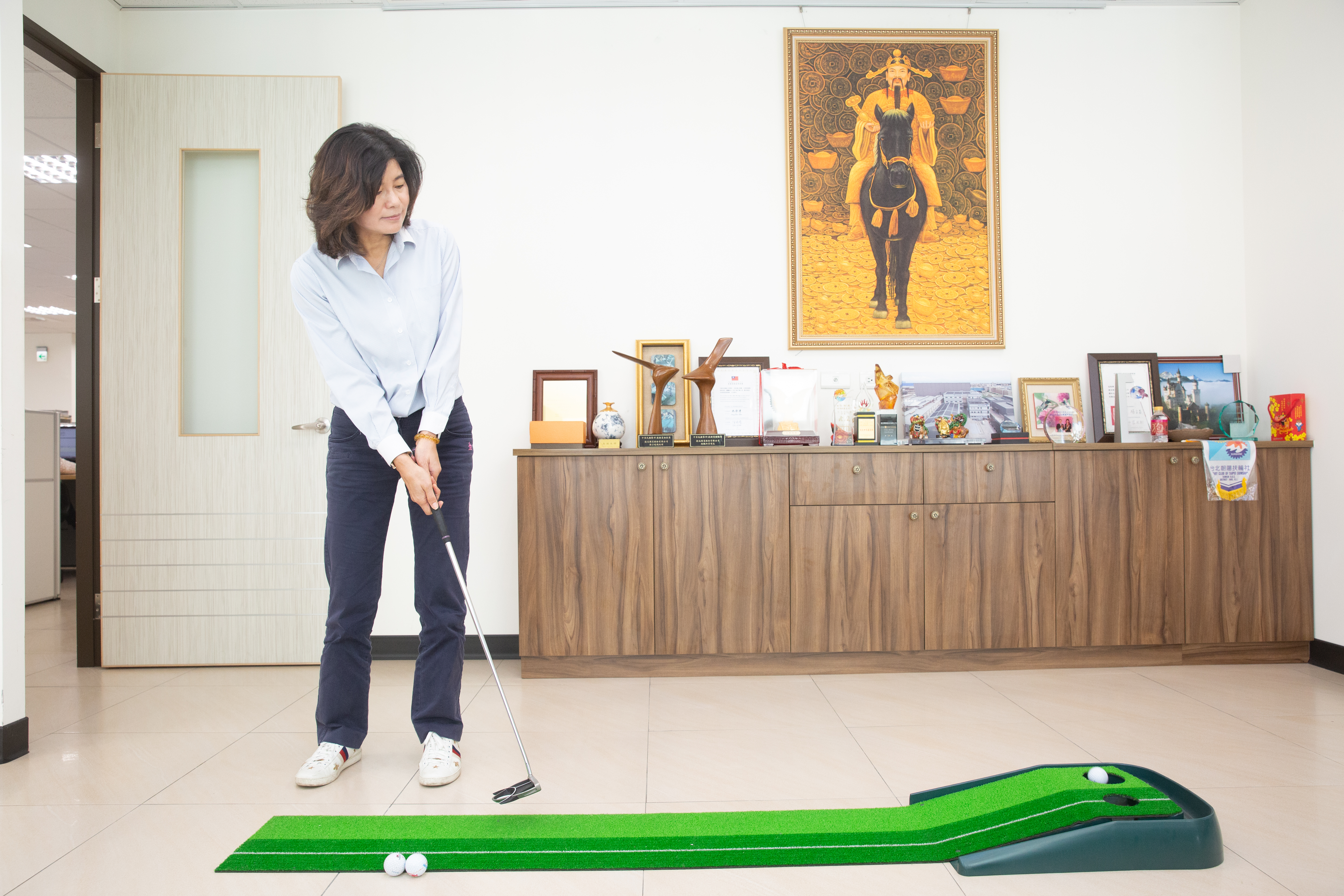 錢佩玲愛打高爾夫,靠此運動紓壓,維持美魔女身材。