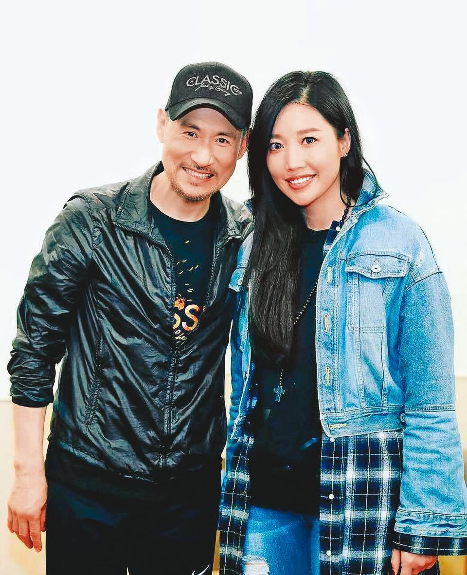 參加大陸節目《我是歌手3》時，A-Lin曾演唱歌神張學友的經典歌〈我等到花兒都謝了〉，大獲好評。（翻攝自A-Lin臉書）