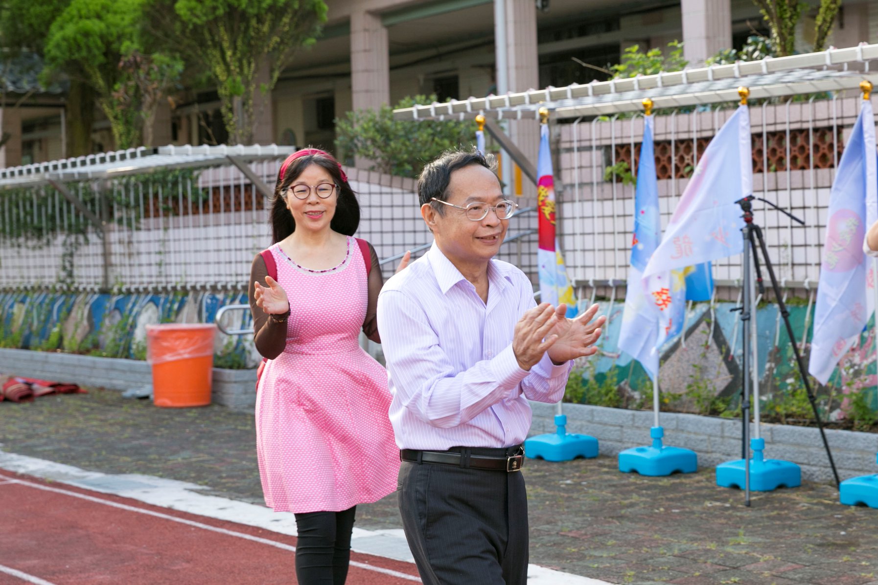 中華中正黨榮譽主席少龍（右）近日種種言行引起爭論。（翻攝少龍粉絲團）