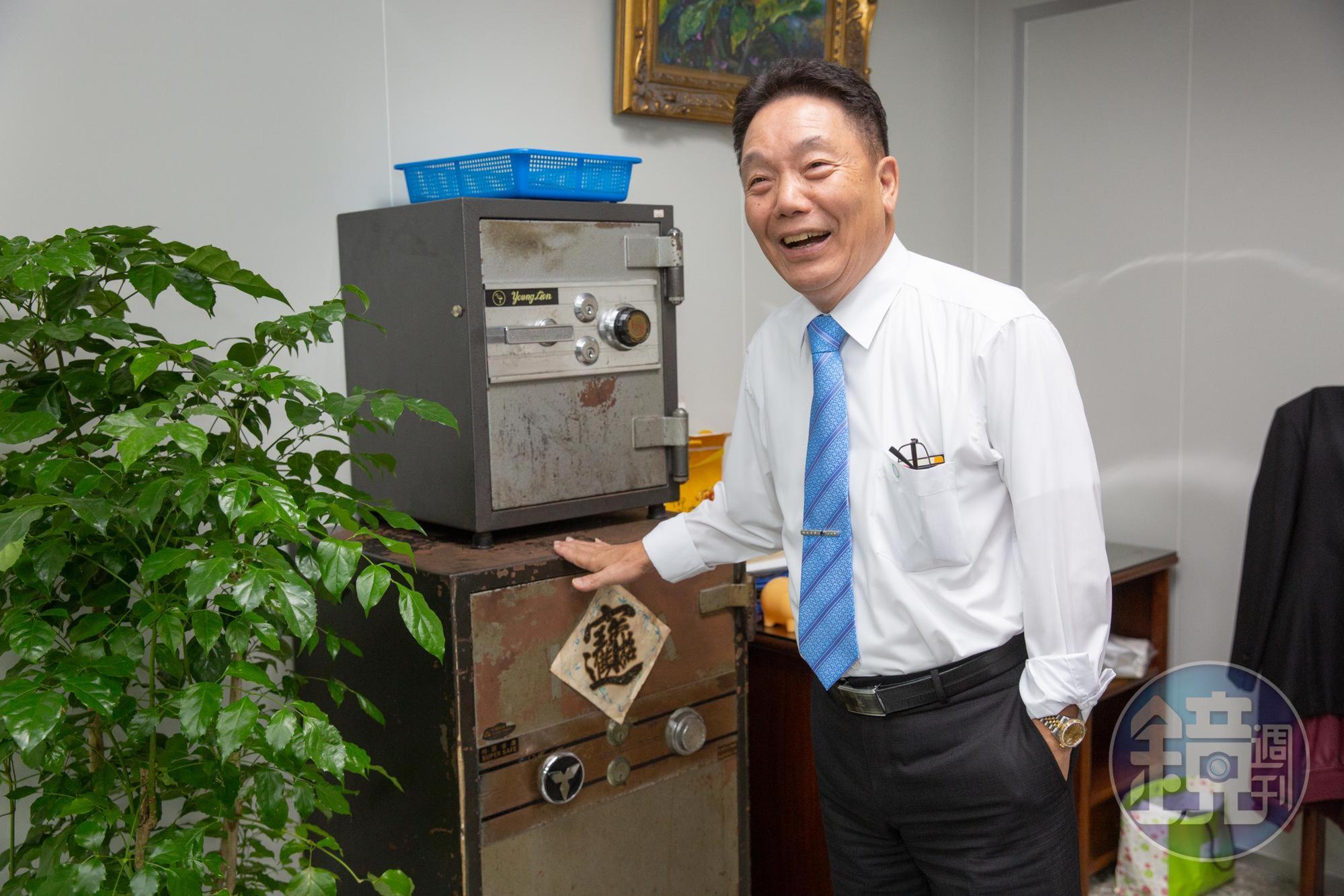 副董事長陳斌超過去負責生產也兼管財務，惜物的他在蓋廠時發現前一手公司遺留保險櫃，他乾脆留下來繼續使用，笑稱金庫不嫌多。
