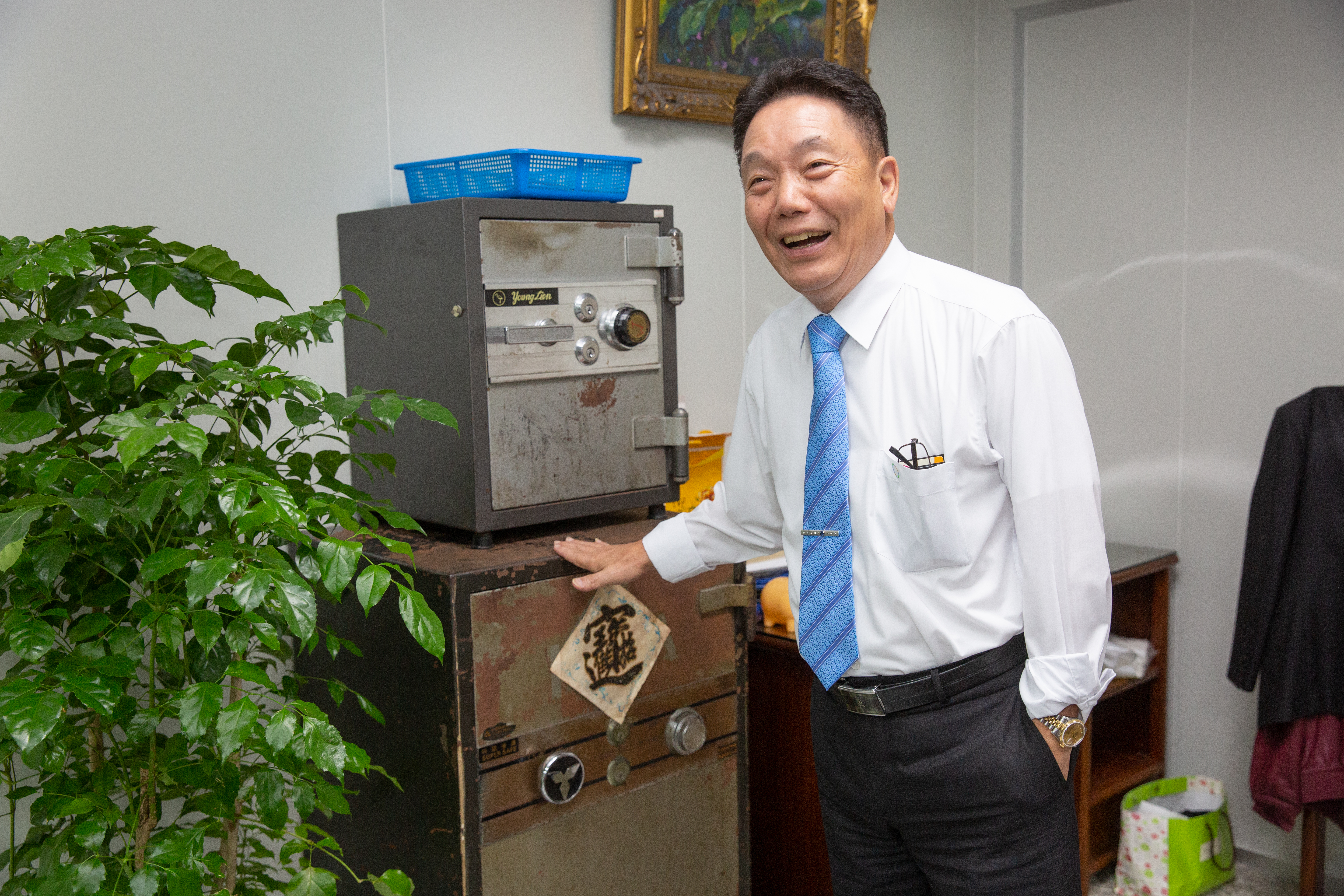 副董事長陳斌超過去負責生產也兼管財務，惜物的他在蓋廠時發現前一手公司遺留保險櫃，他乾脆留下來繼續使用，笑稱金庫不嫌多。