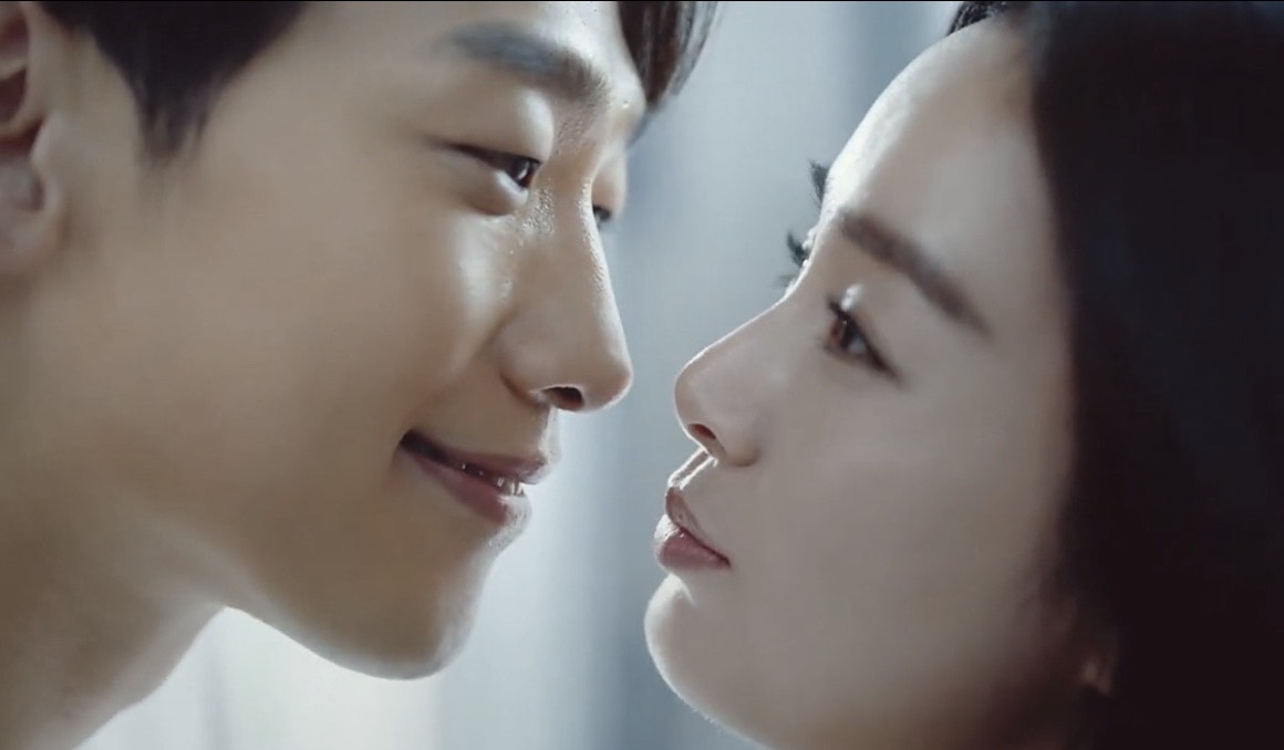 金泰希與老公RAIN婚後首合體撈金。（摘自YouTube)