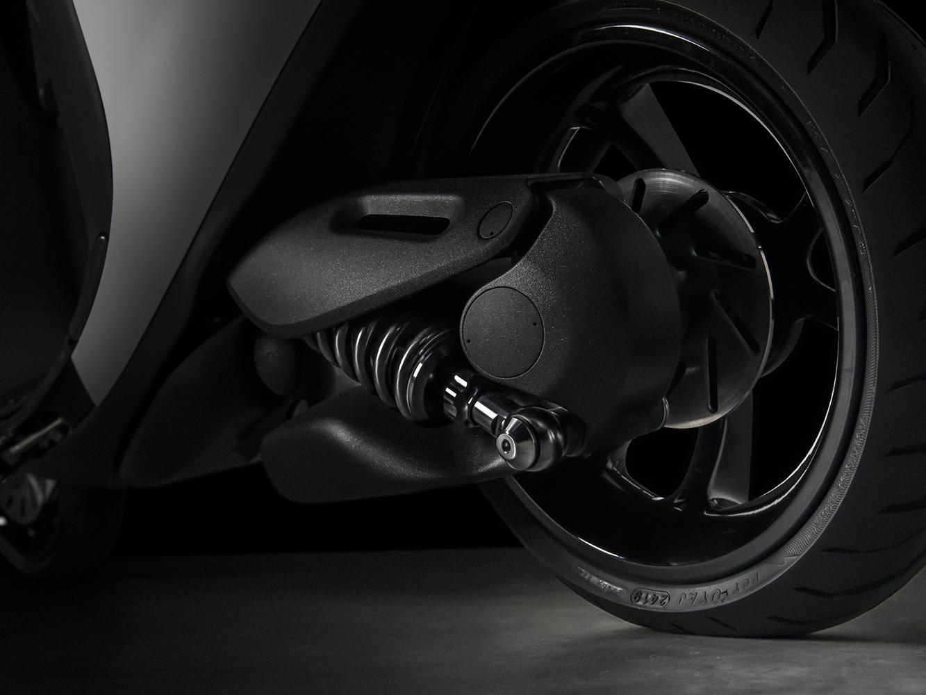 Gogoro 獨家鋁合金多連桿後懸吊設計，在熱血澎湃的操控駕馭感受之下，能讓輪胎緊貼地面維持精準與穩定的行路性並應付大部分特殊路況。