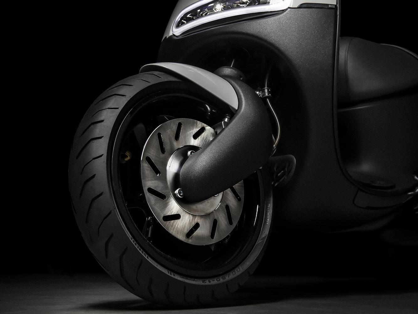 Gogoro S1 配置更大的煞車碟盤、對向四活塞卡鉗及全新金屬油管，精良設計兼具極佳散熱效果，精準傳達每分剎車力道，配備 Gogoro 車系的 SBS 同步煞車系統，造就最完美的整體制動力。